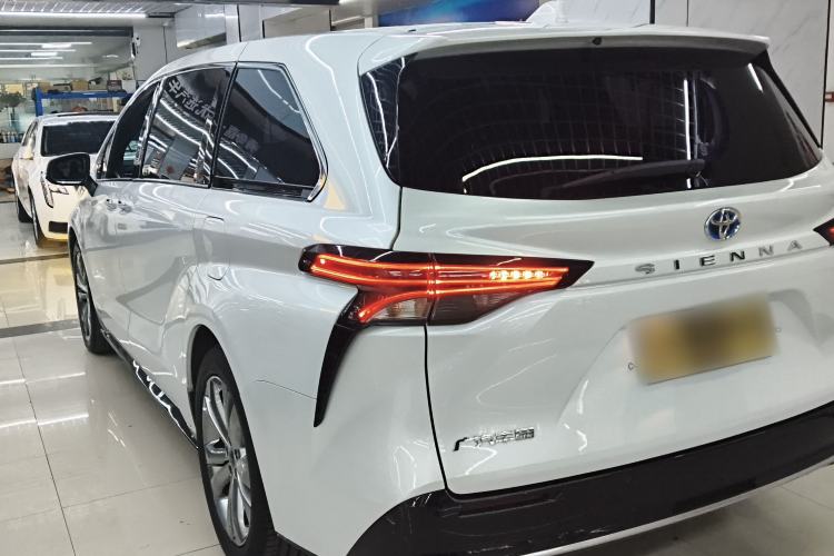 Used Toyota Sienna 2023 2.5L Hybrid Deluxe Edition