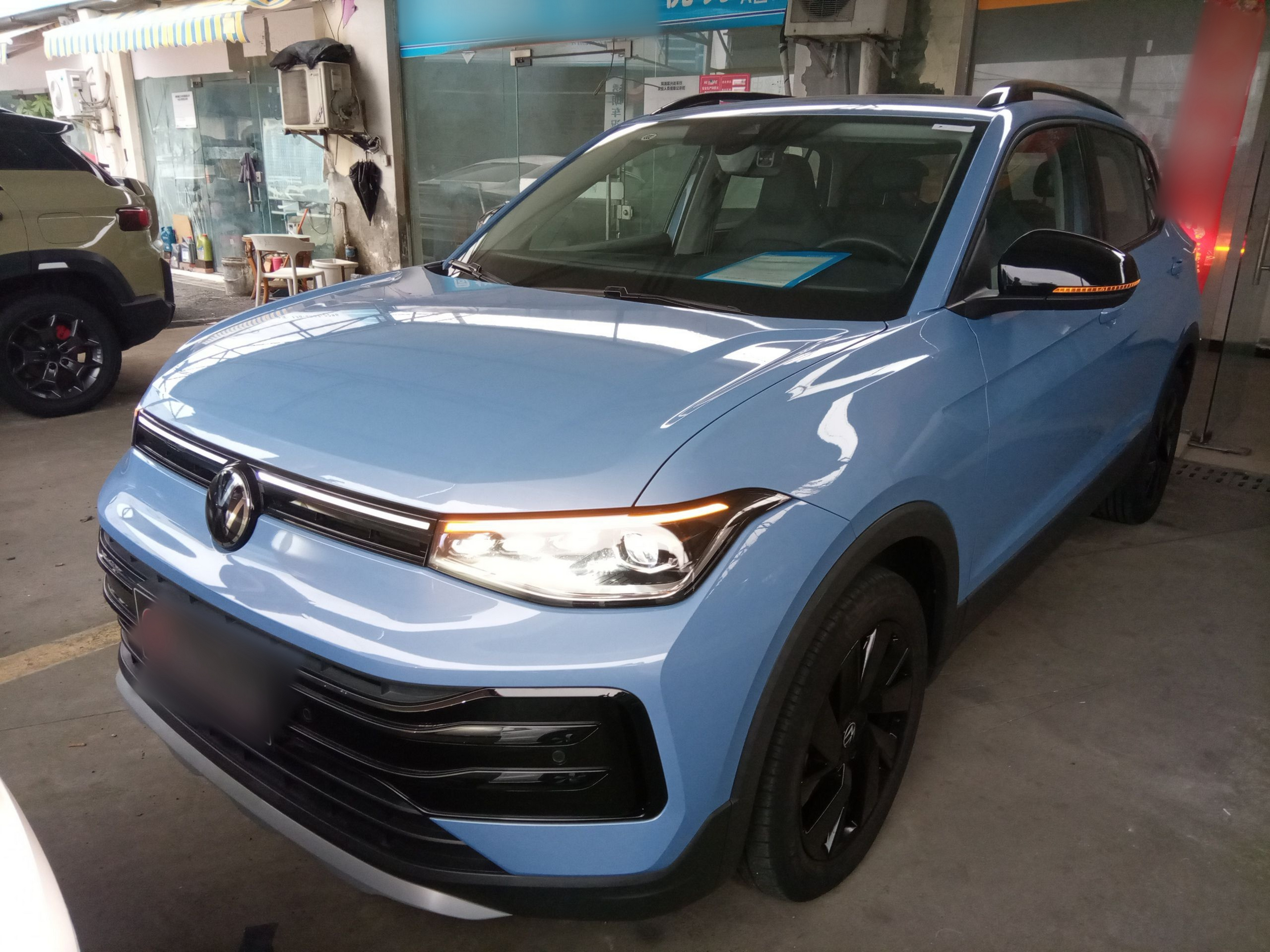 تحت مقدمة السيارة