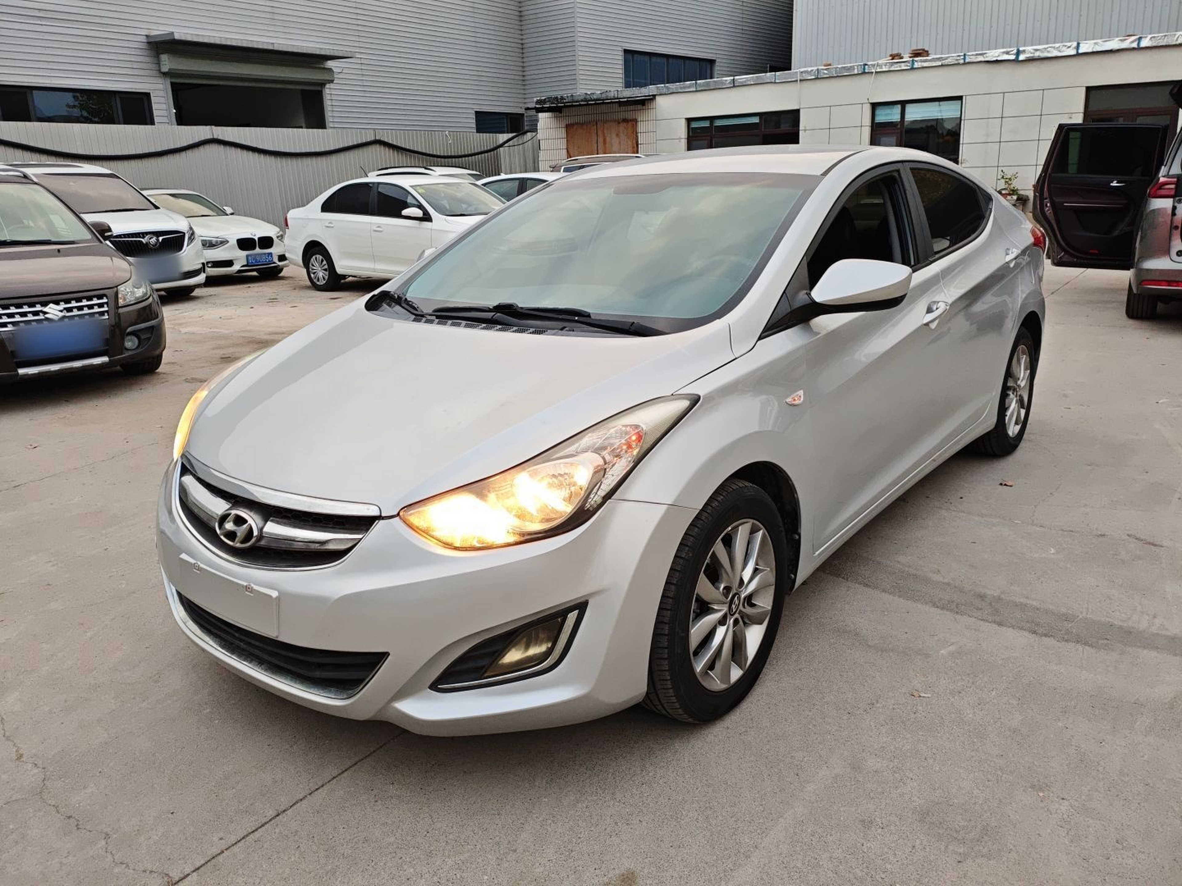 Под передней частью автомобиля