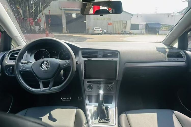 Used Volkswagen Golf 2016 1.6L Automatic Fashion Model
