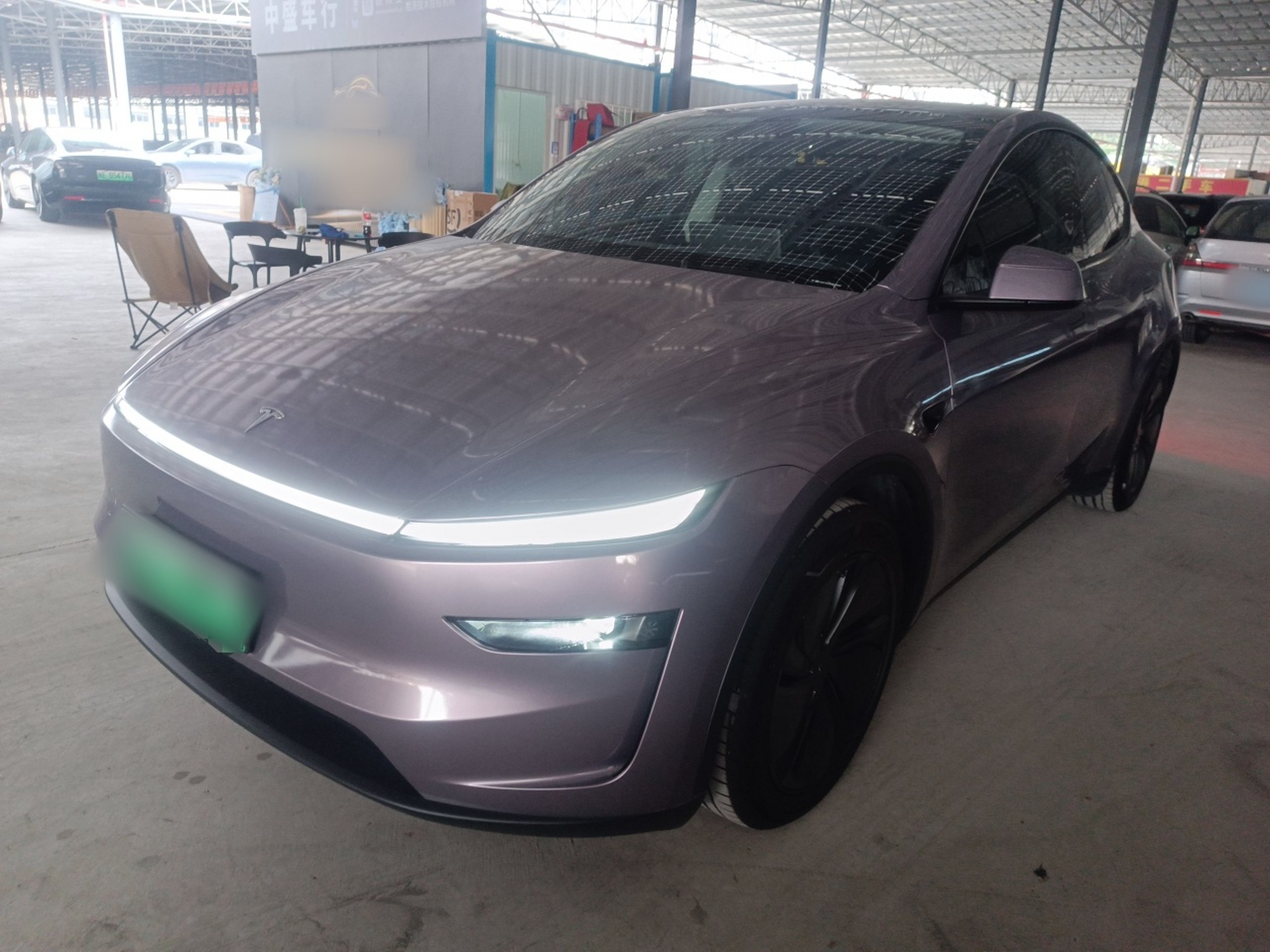 تحت مقدمة السيارة