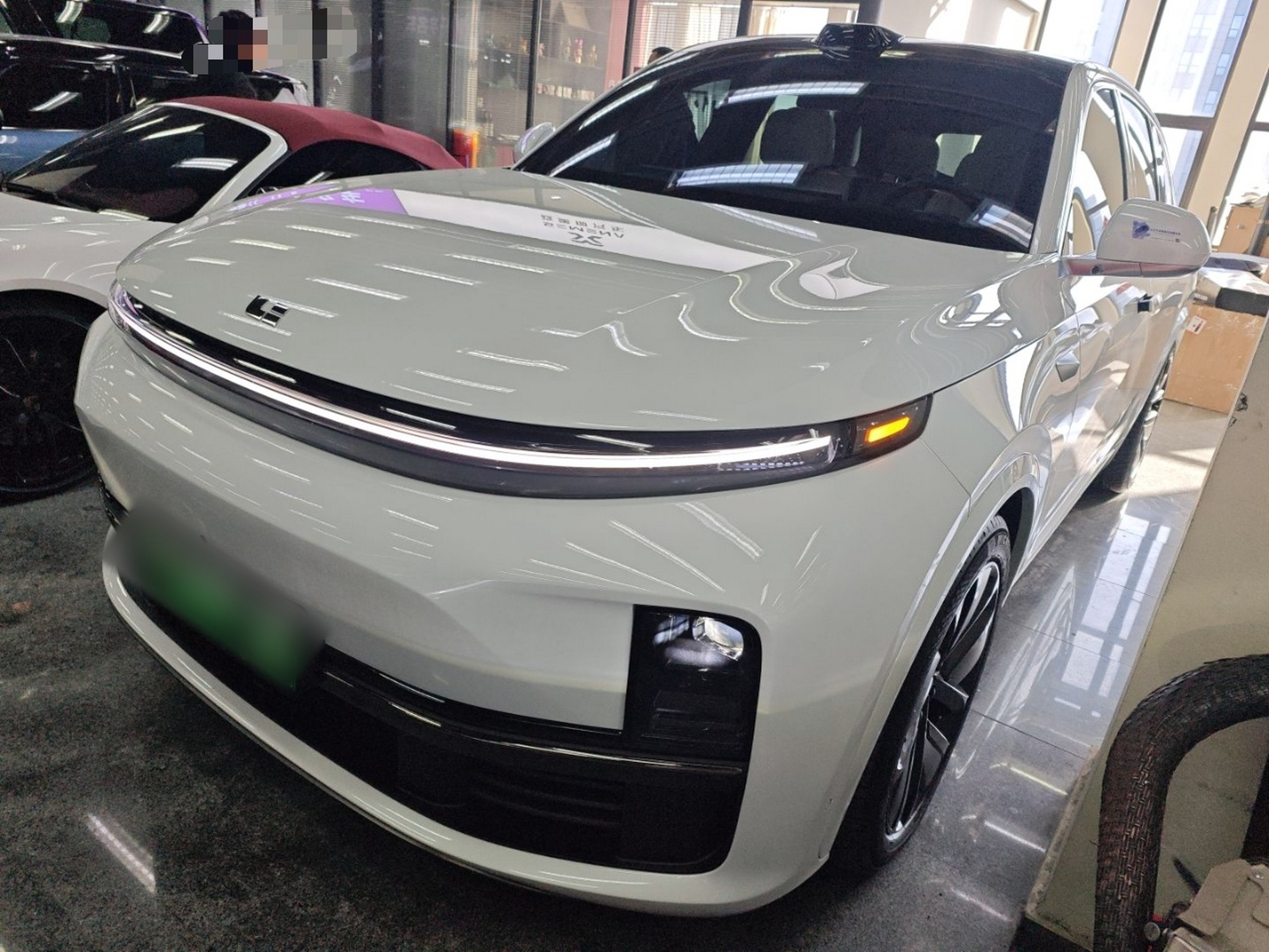 تحت مقدمة السيارة