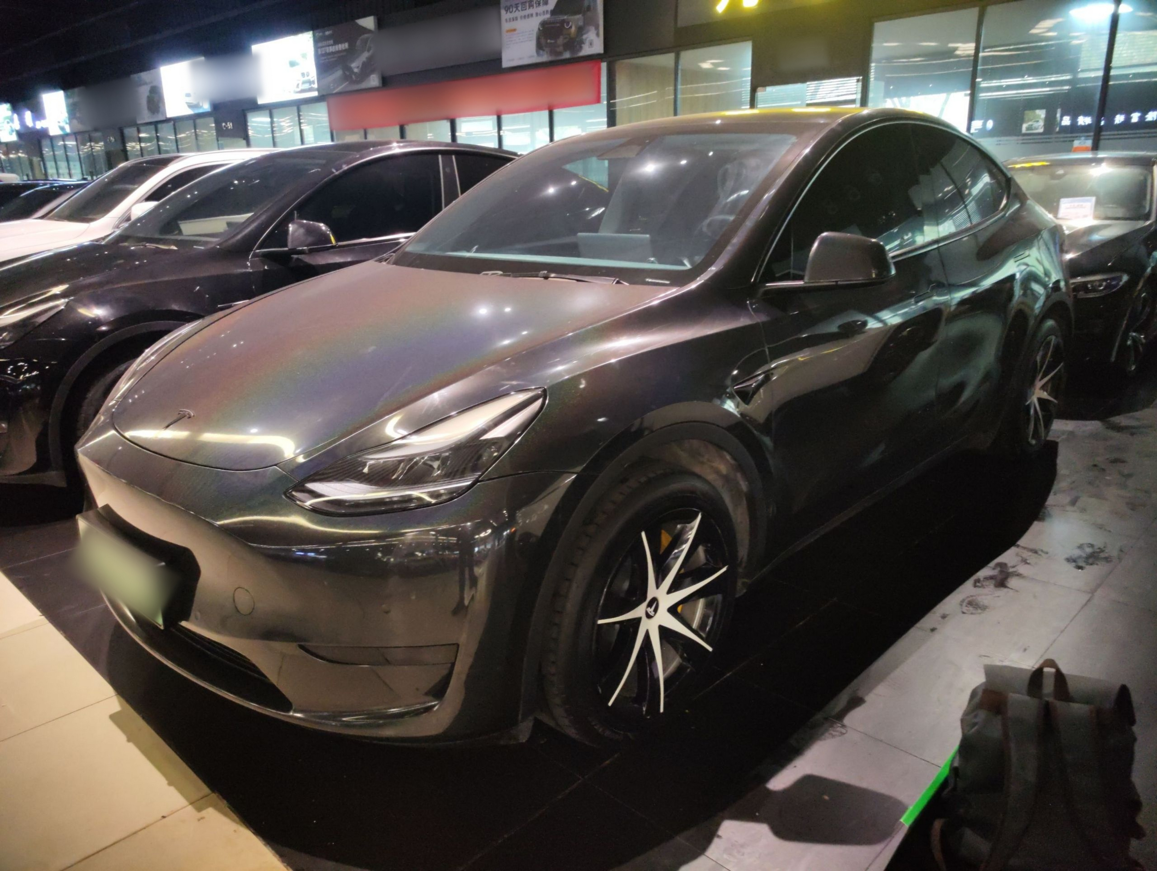 Под передней частью автомобиля