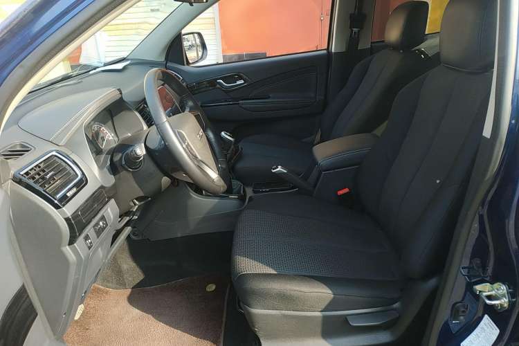 Used Isuzu D-MAX 2020 2.5T Two-Wheel Drive Manual Navigation Version China VI Standard Extended Length JE4D25Q6A
