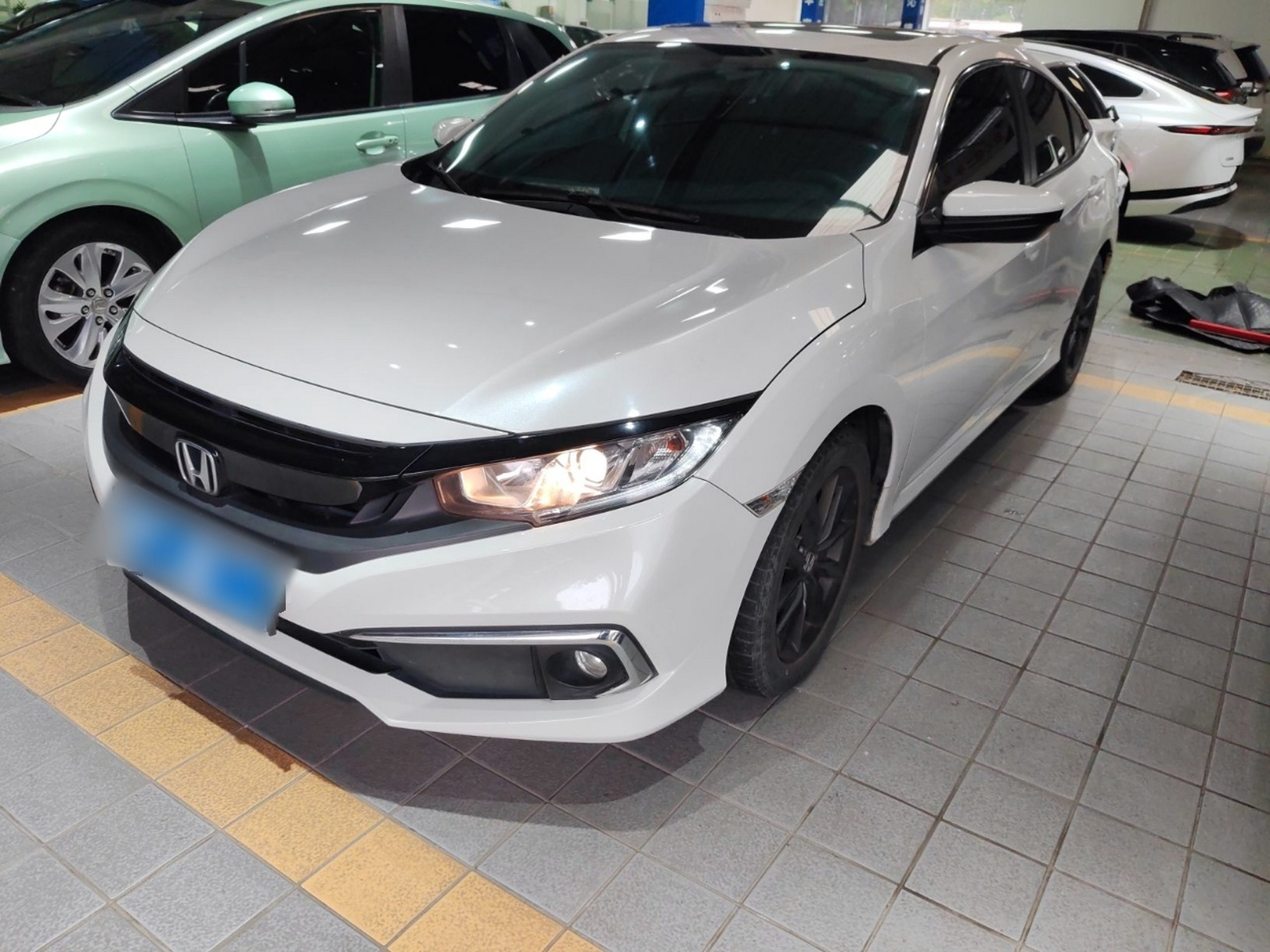 تحت مقدمة السيارة