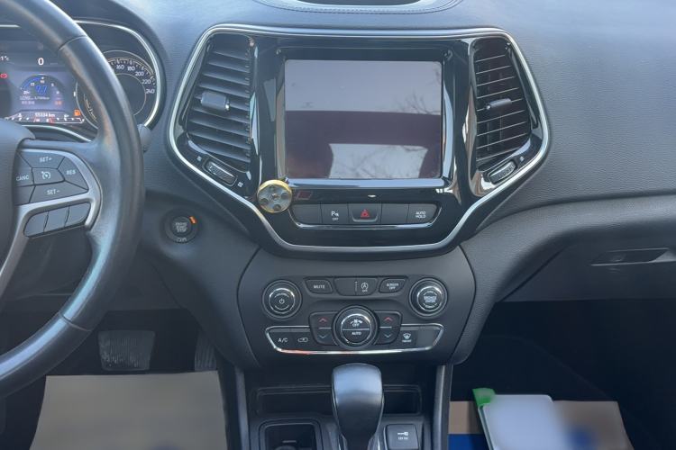 Used  Cherokee 2019 2.0T Two-Wheel Drive Smart Enjoyment Version China V