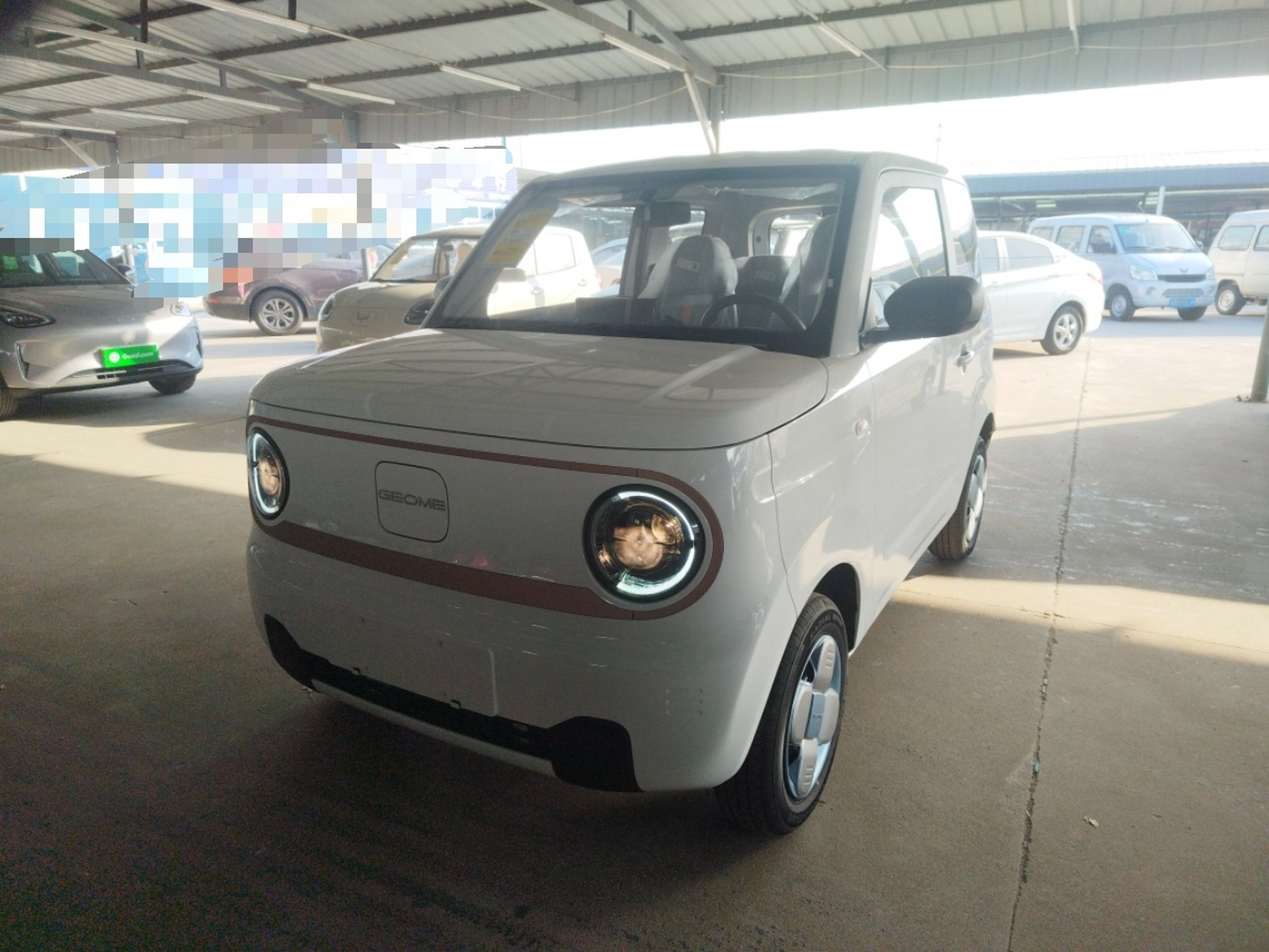 تحت مقدمة السيارة