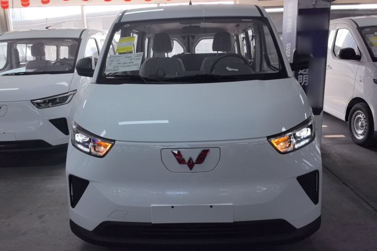 Used Wuling Yangguang 2024 300KM Comfort Version Passenger Van 75kW
