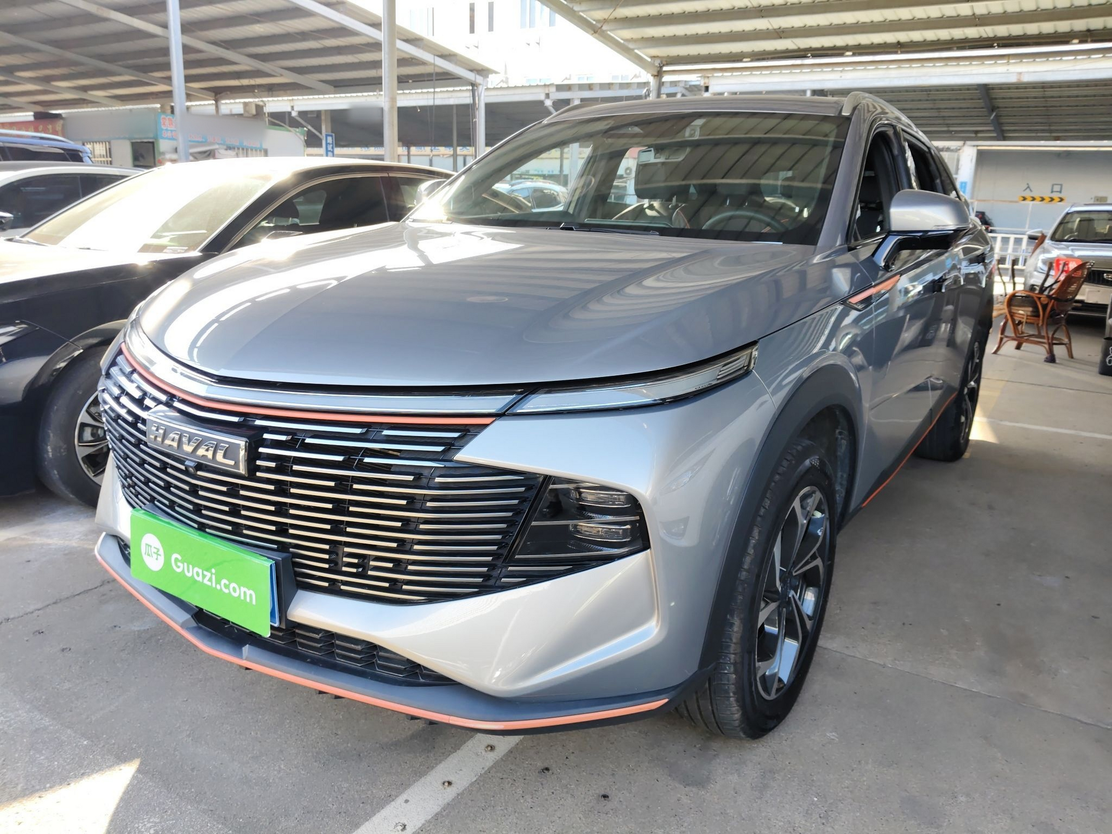 Под передней частью автомобиля