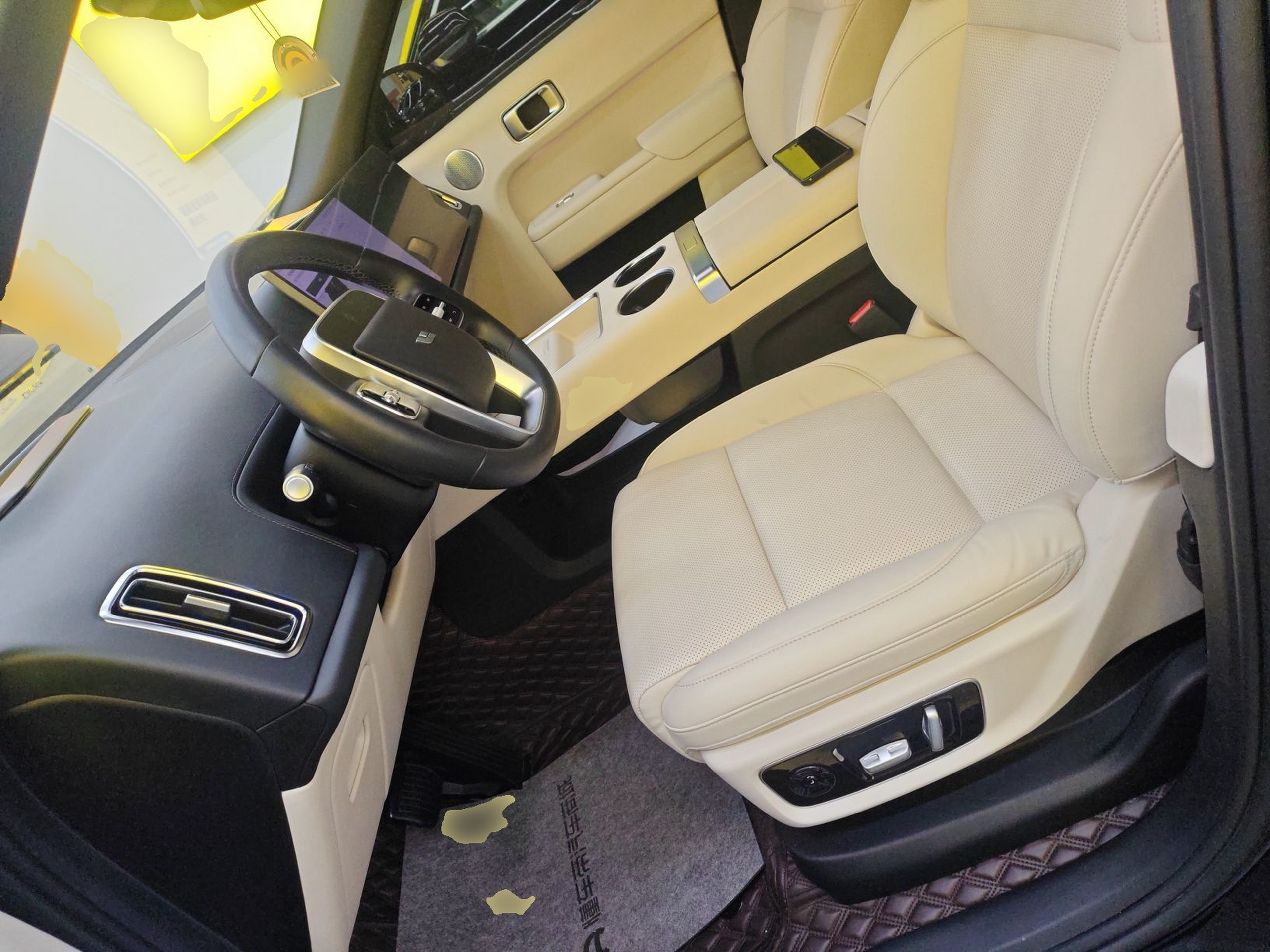 المقاعد الأمامية داخل السيارة