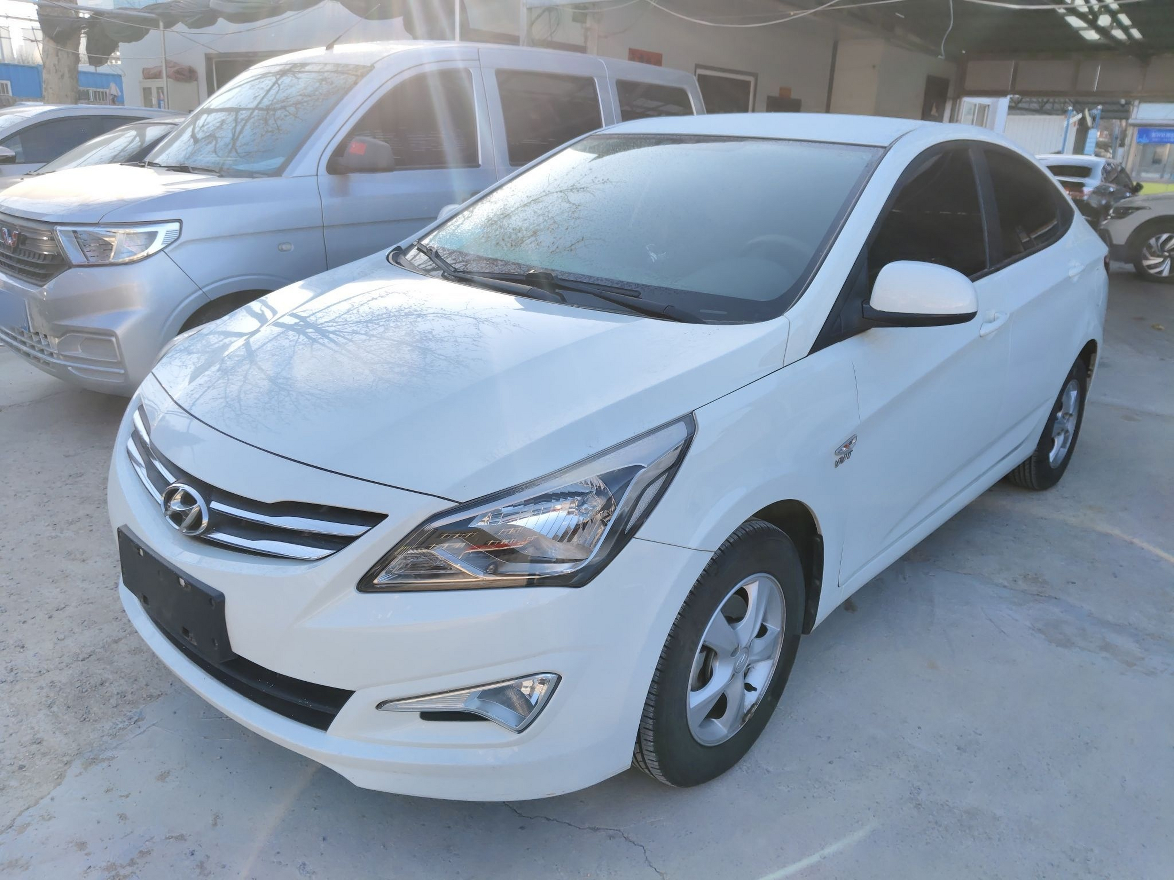 Под передней частью автомобиля