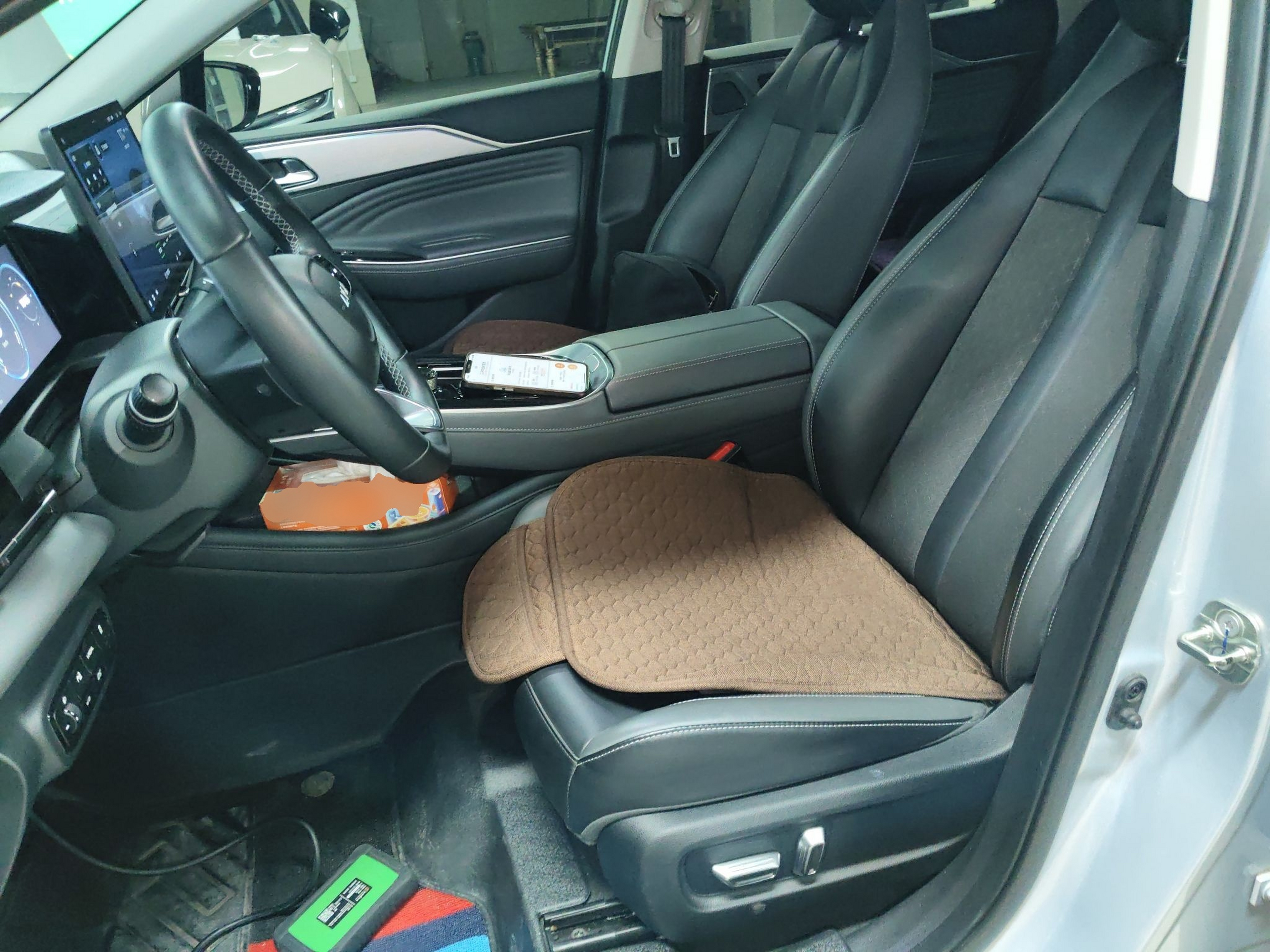 Переднее сиденье в автомобиле