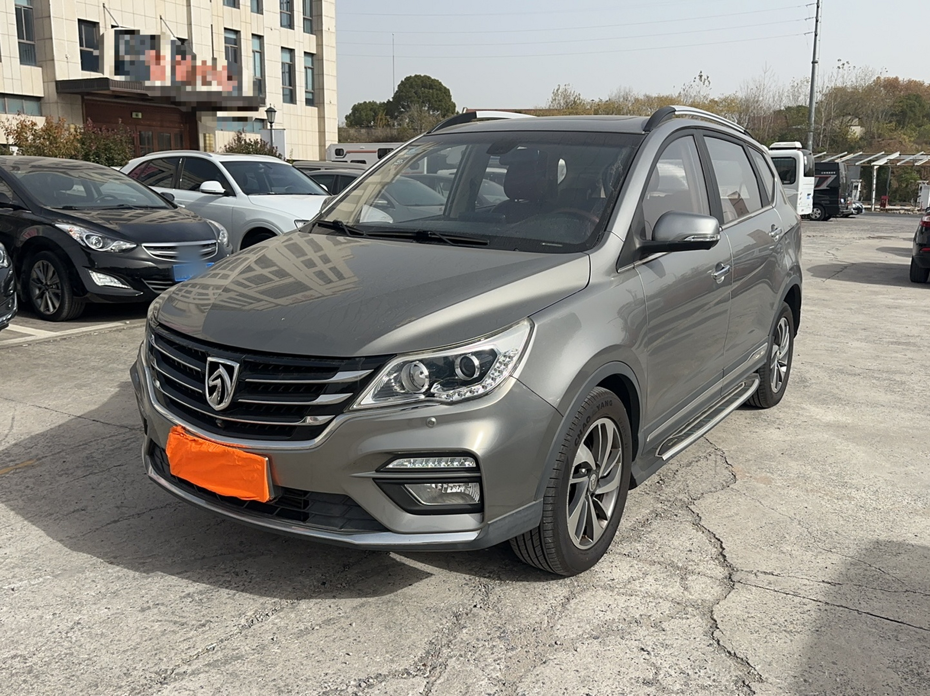 Под передней частью автомобиля