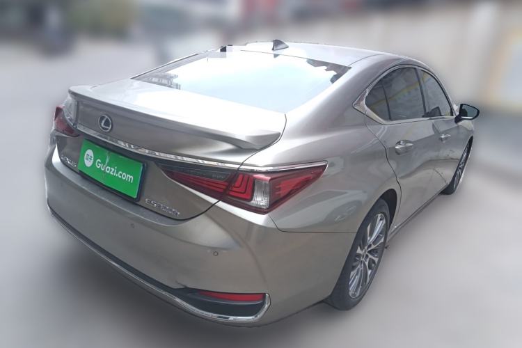 Used Lexus ES 2020 300h Deluxe Edition
