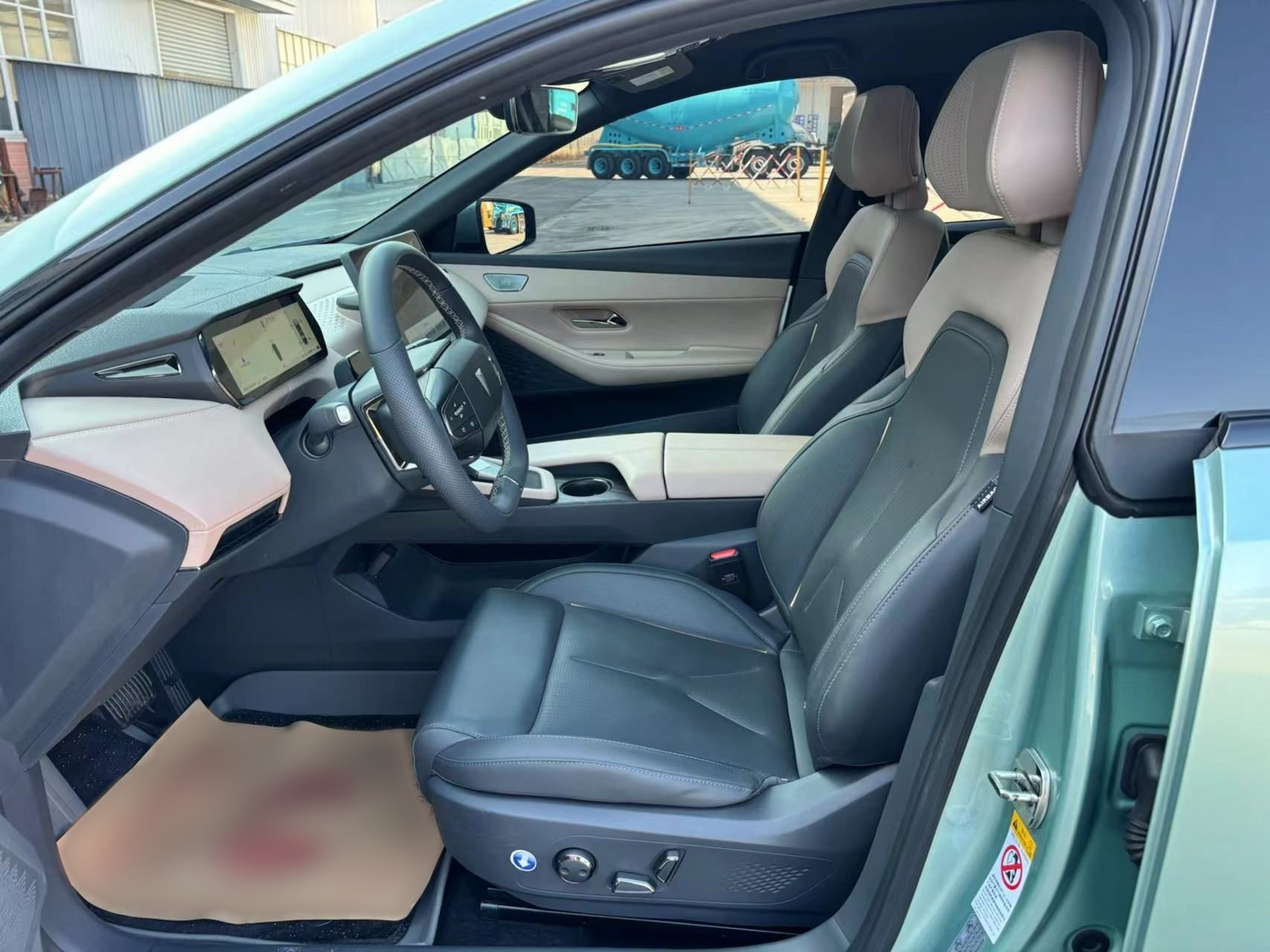 Переднее сиденье в автомобиле