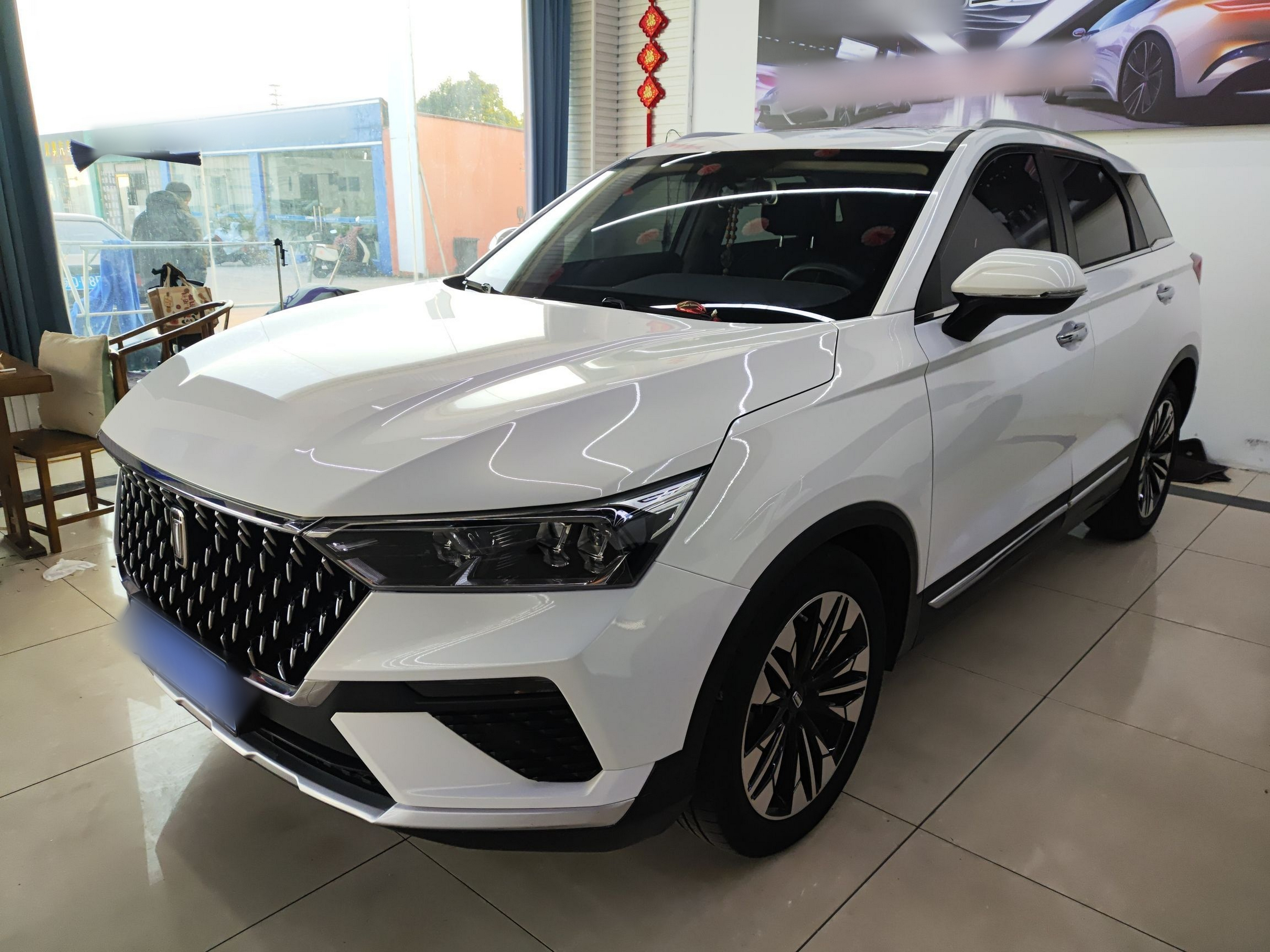 Под передней частью автомобиля