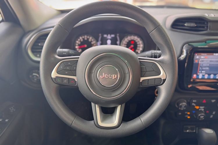 Used  Renegade 2019 220T Automatic Leading Edition
