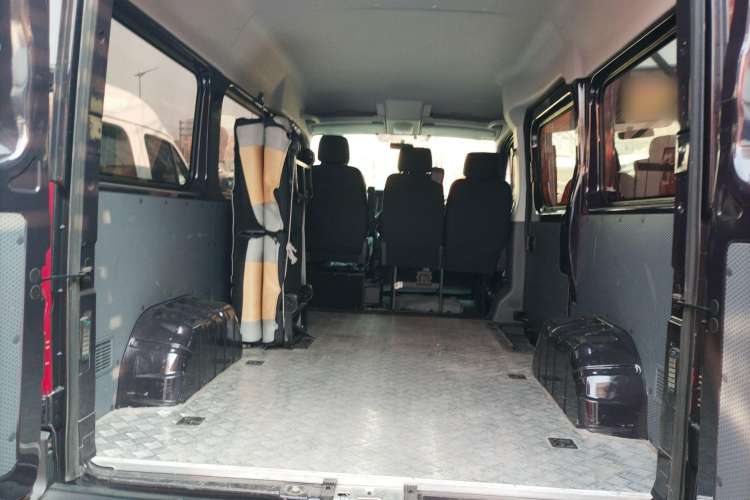 Used  Yufeng 2023 V9+ 2.0T Automatic Front-Wheel-Drive Short Wheelbase Mid-Roof Design—5/6-Seater
