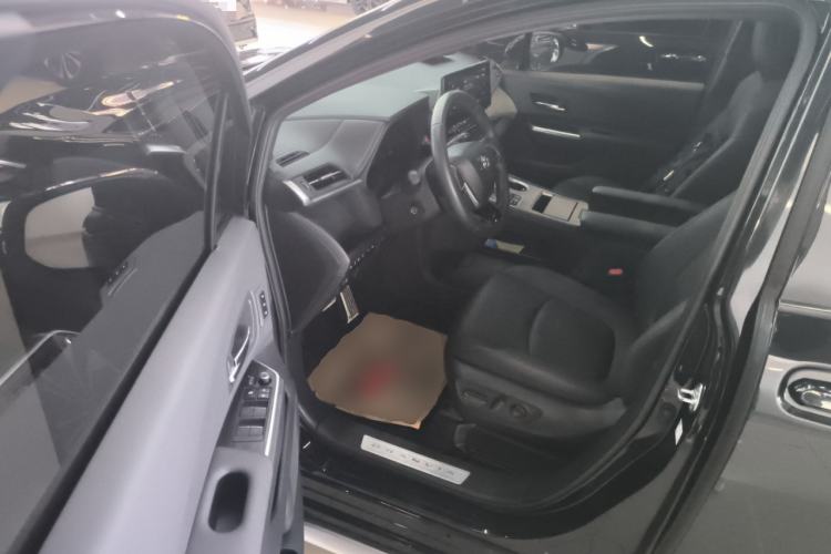 Used Toyota Granvia 2023 2.5L Hybrid Flagship VIP Edition
