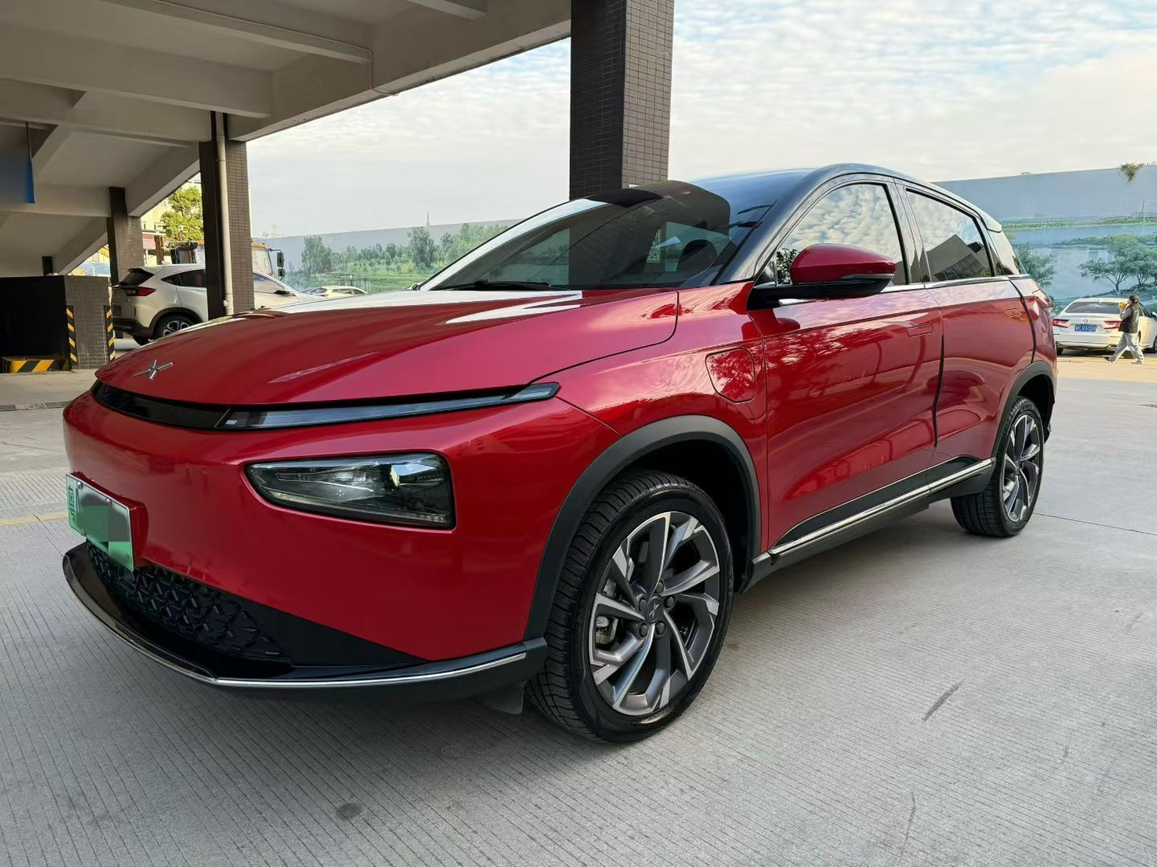 تحت مقدمة السيارة