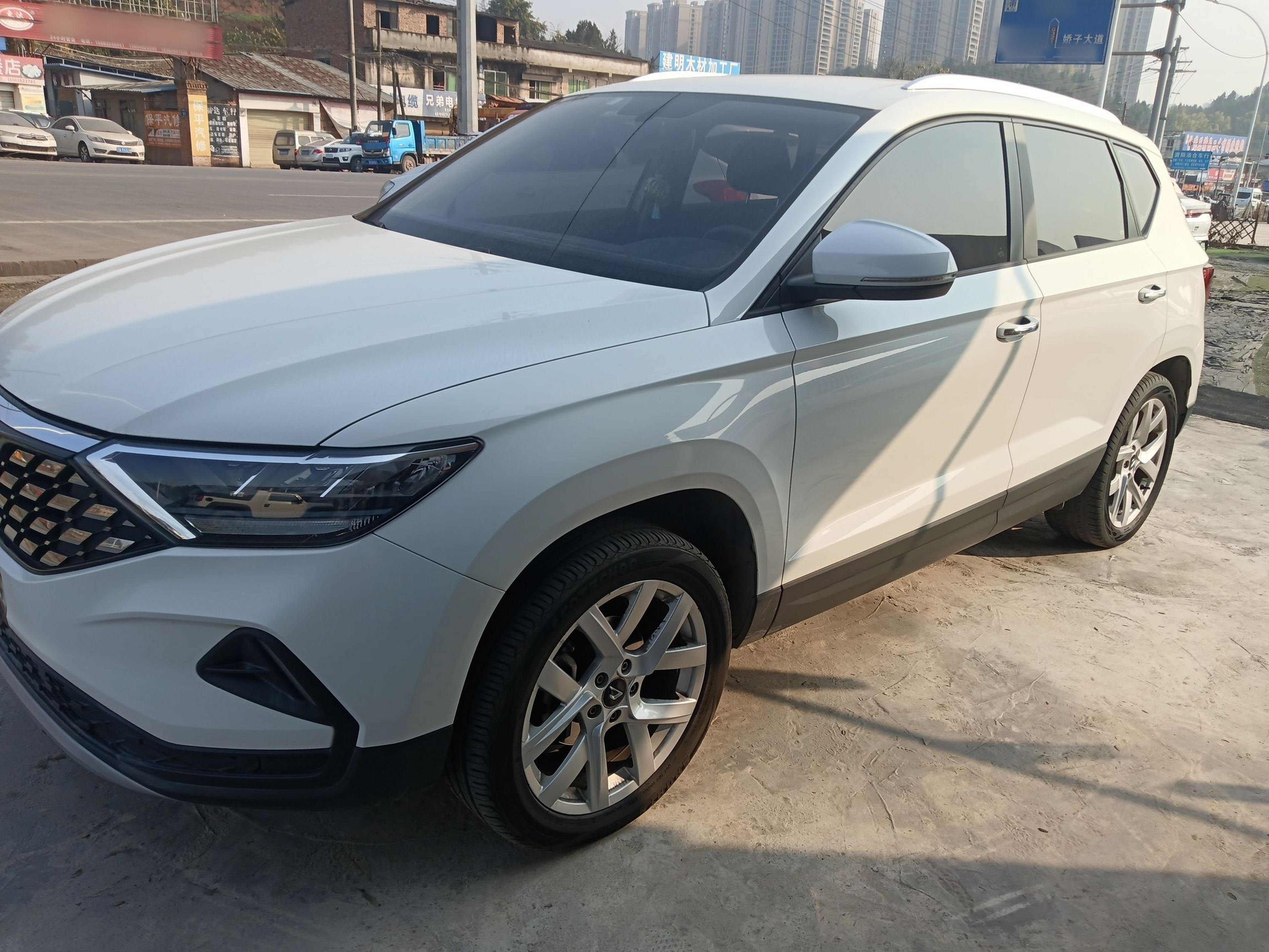 تحت مقدمة السيارة