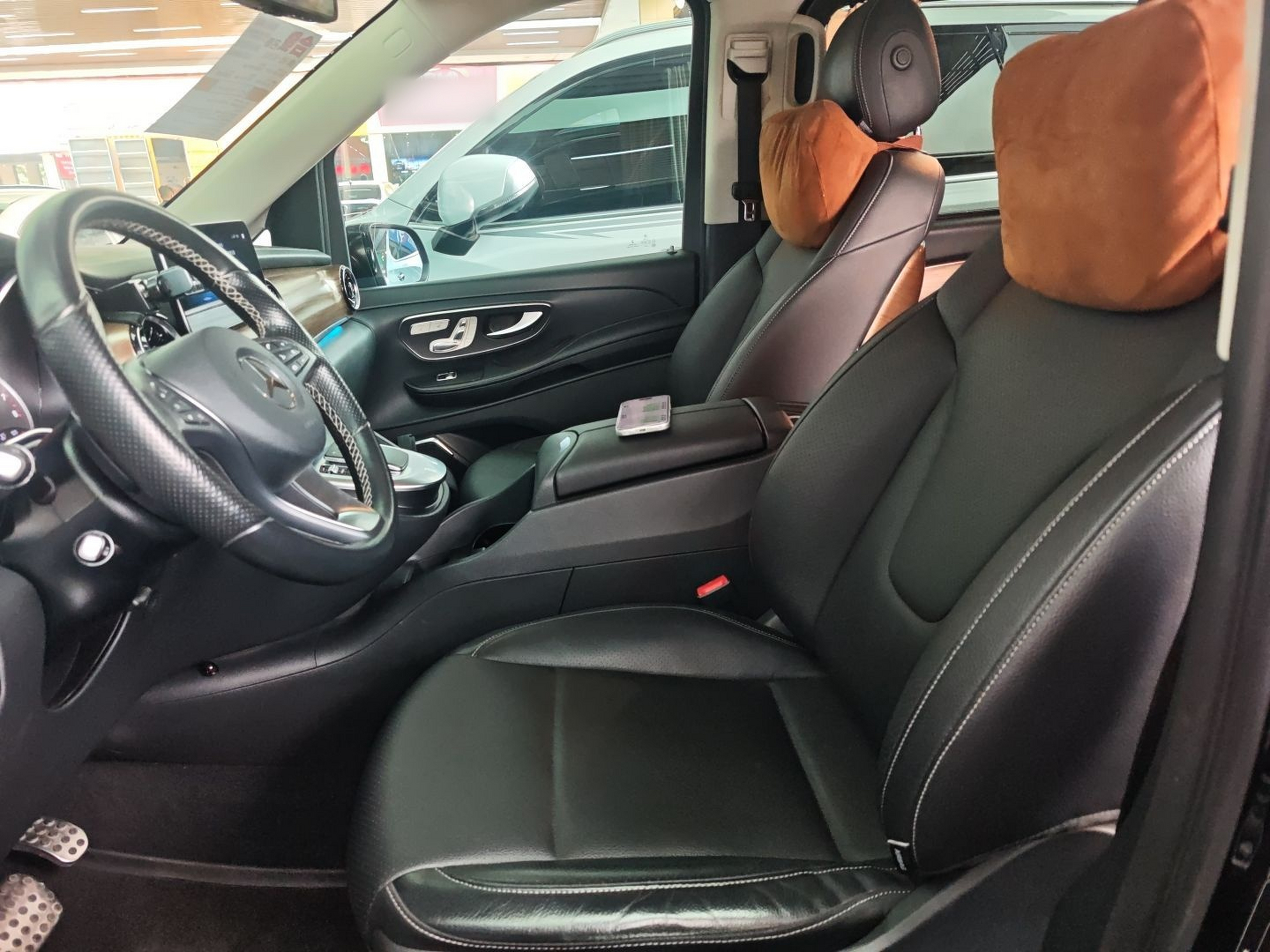 Переднее сиденье в автомобиле