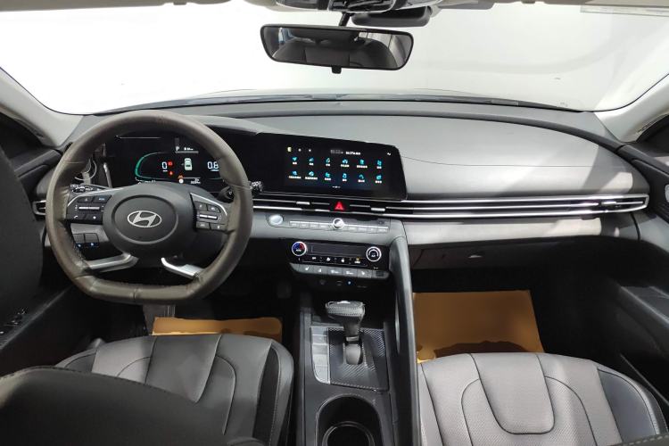 Used Hyundai Elantra 2023 1.5L CVT LUX Prestige Edition
