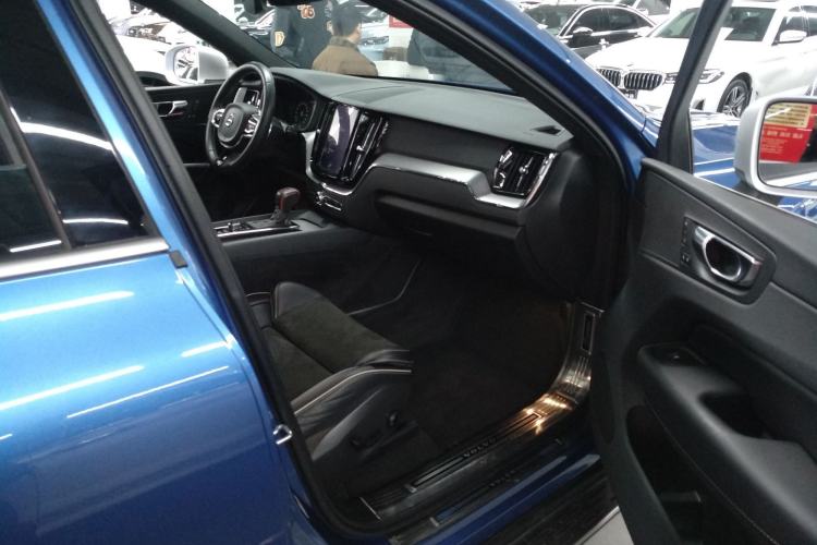 Used Volvo XC60 2019 T5 4x4 Smart & Dynamic Sport Edition China VI Standard
