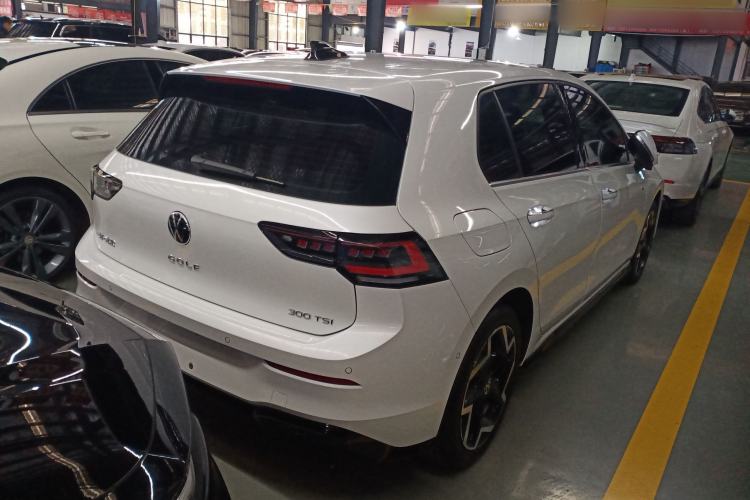 Used Volkswagen Golf 2025 300TSI R-Line
