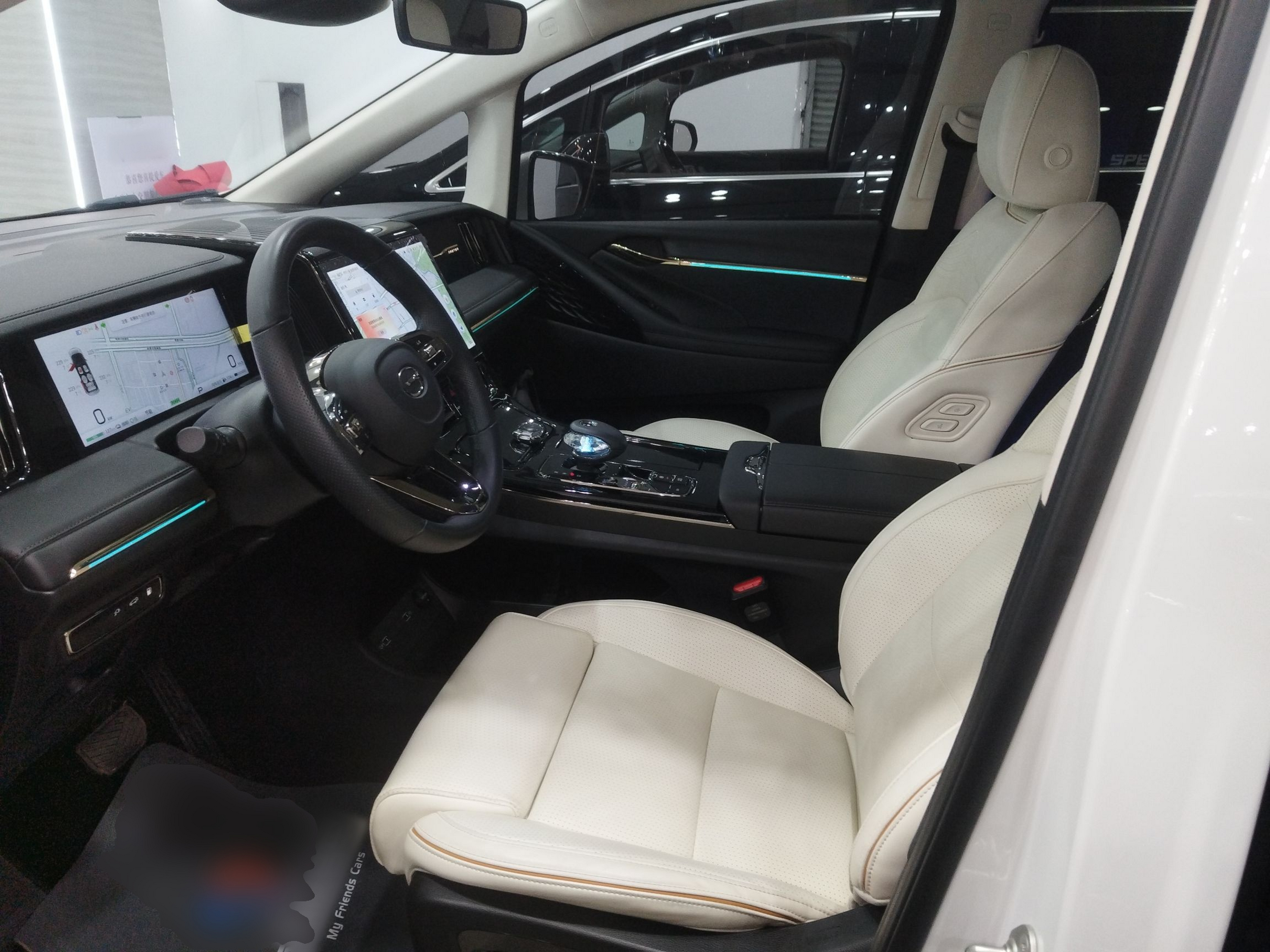 المقاعد الأمامية داخل السيارة