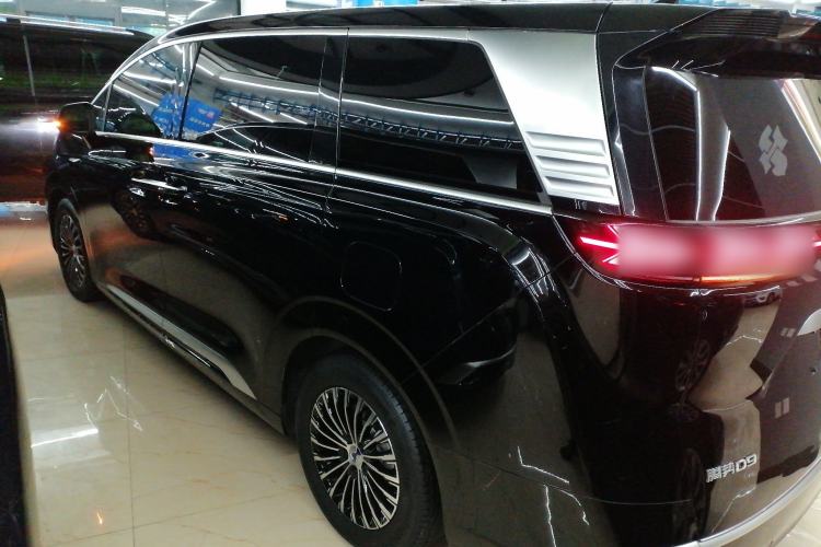 Used Denza D9 2025 DM-i Smart Drive 1020 Four-Wheel Drive Deluxe Model
