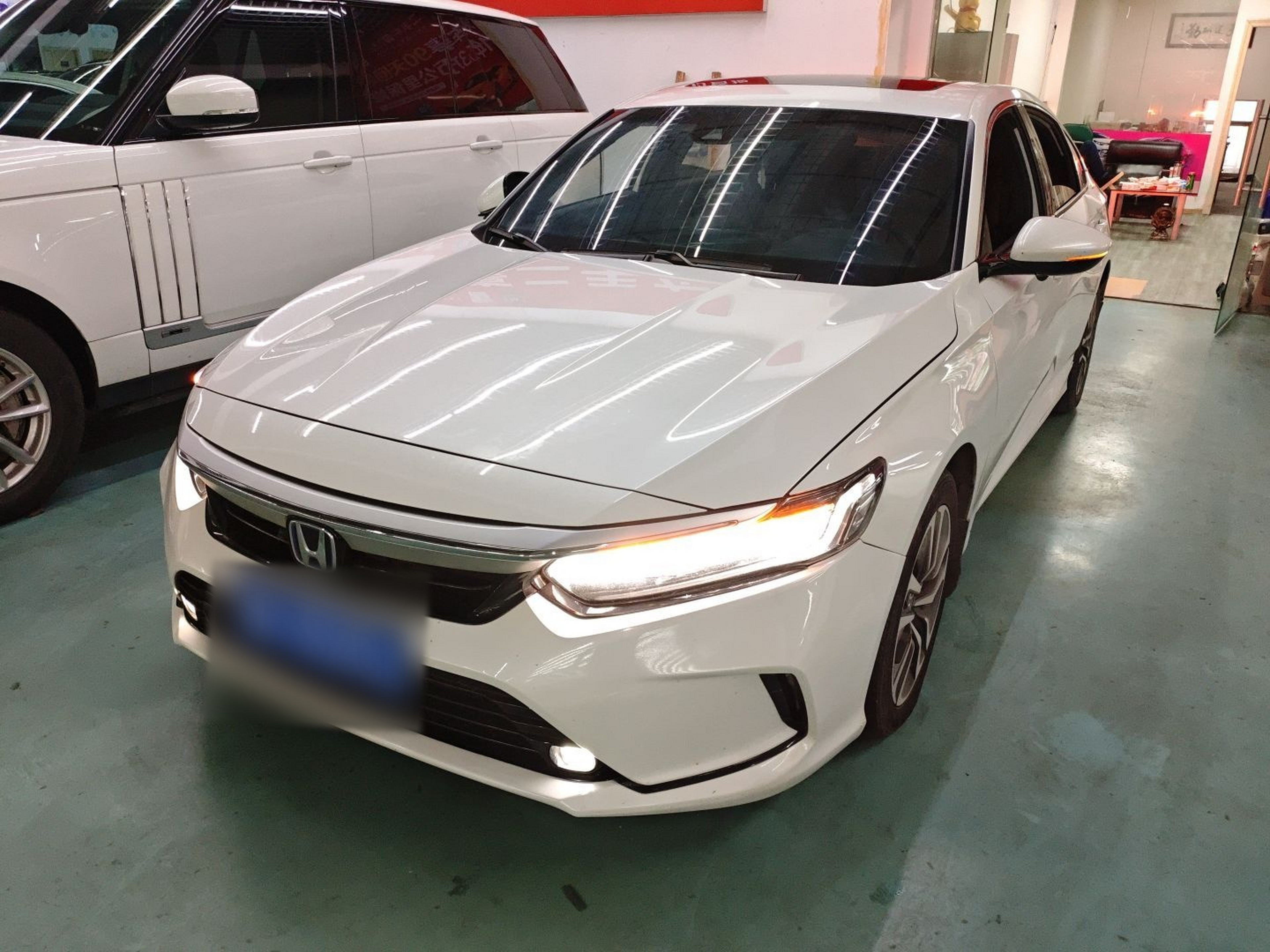 تحت مقدمة السيارة