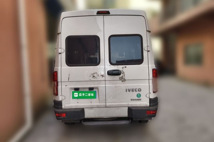 Used Iveco Daily 2021 2.5T A35 M1 Passenger Van 5-9 Seater Short Wheelbase Mid-Roof Design Dual Tires Side Sliding Door

