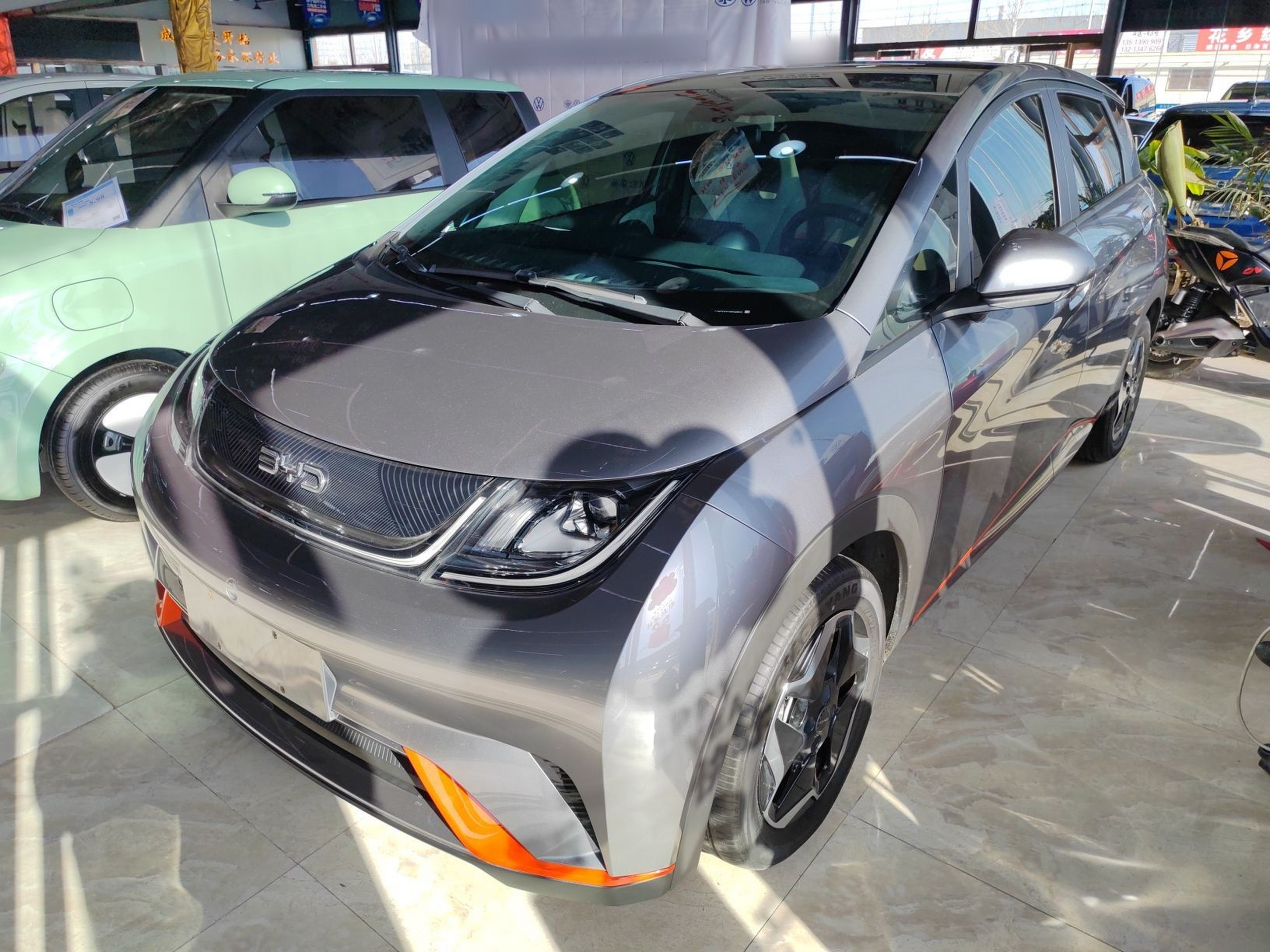 تحت مقدمة السيارة