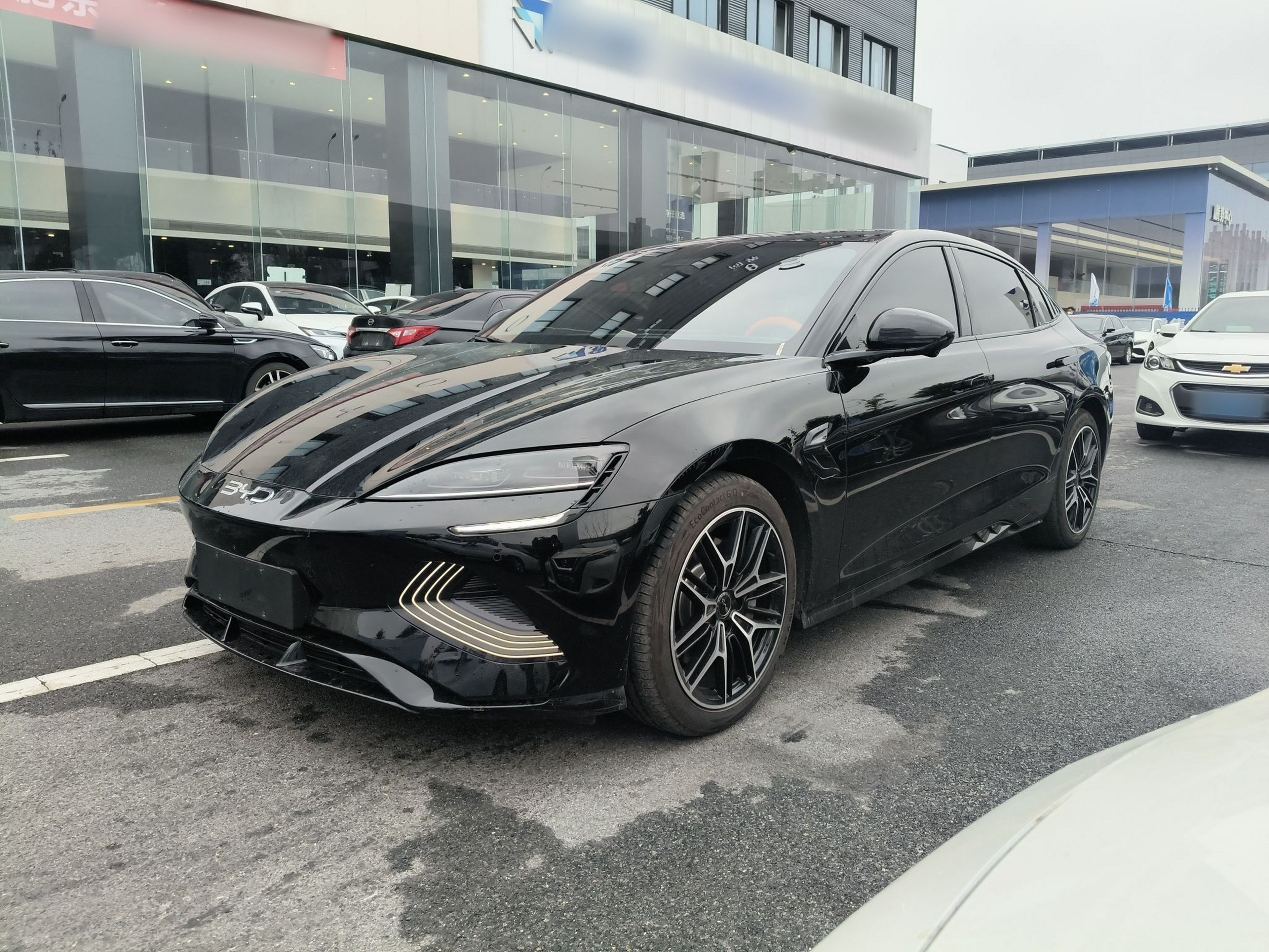 Под передней частью автомобиля