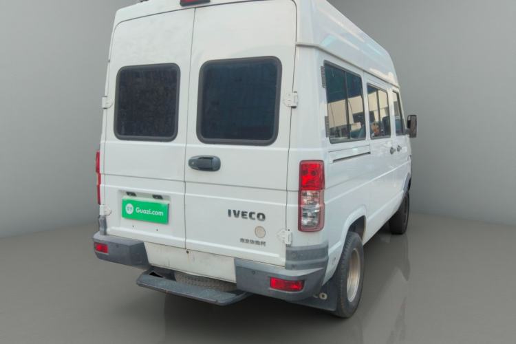 Used Iveco Daily 2021 2.5T A35 M1 Passenger Van 5-9 Seater Short Wheelbase Mid-Roof Design Dual Tires Manual Doors