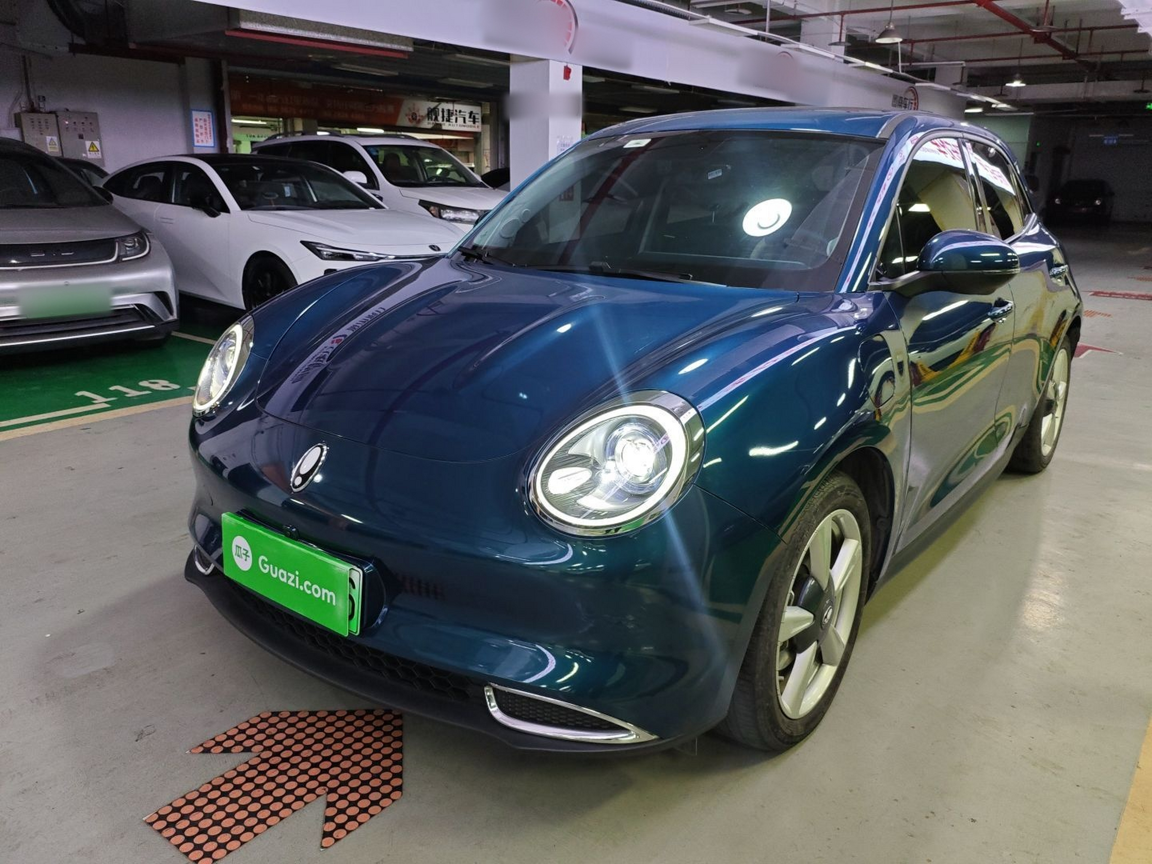 تحت مقدمة السيارة