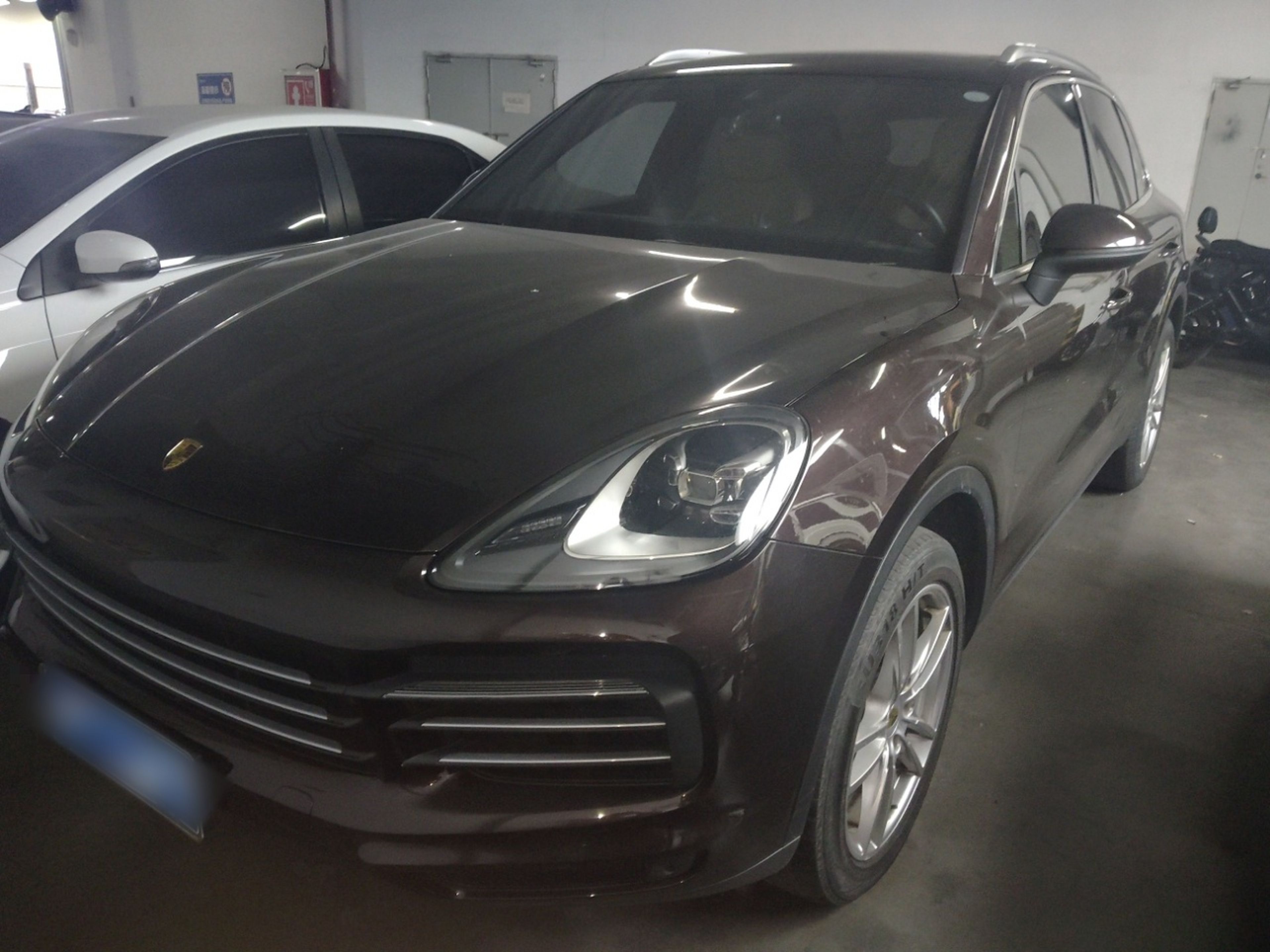 تحت مقدمة السيارة