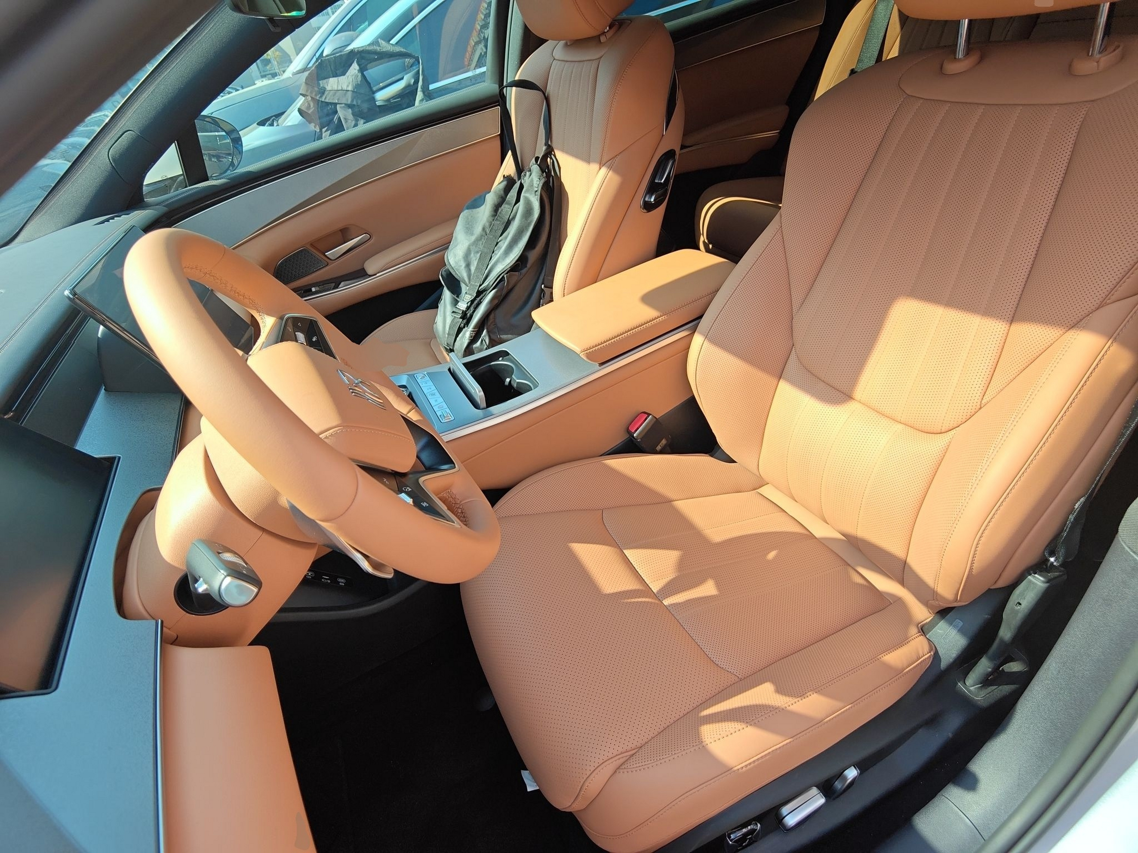 المقاعد الأمامية داخل السيارة