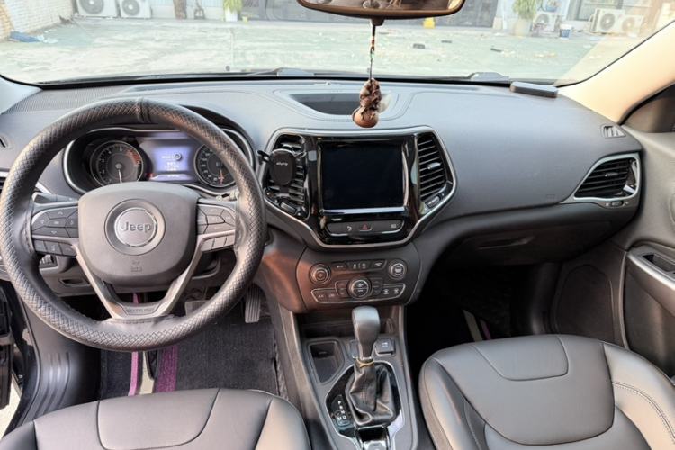 Used  Cherokee 2019 2.0T Two-Wheel Drive Smart Enjoyment Version China V