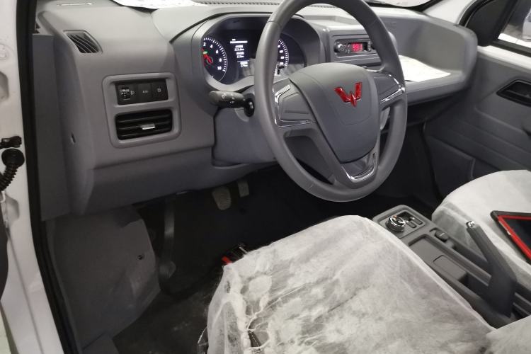 Used Wuling Yangguang 2024 300KM Comfort Version Passenger Van 75kW
