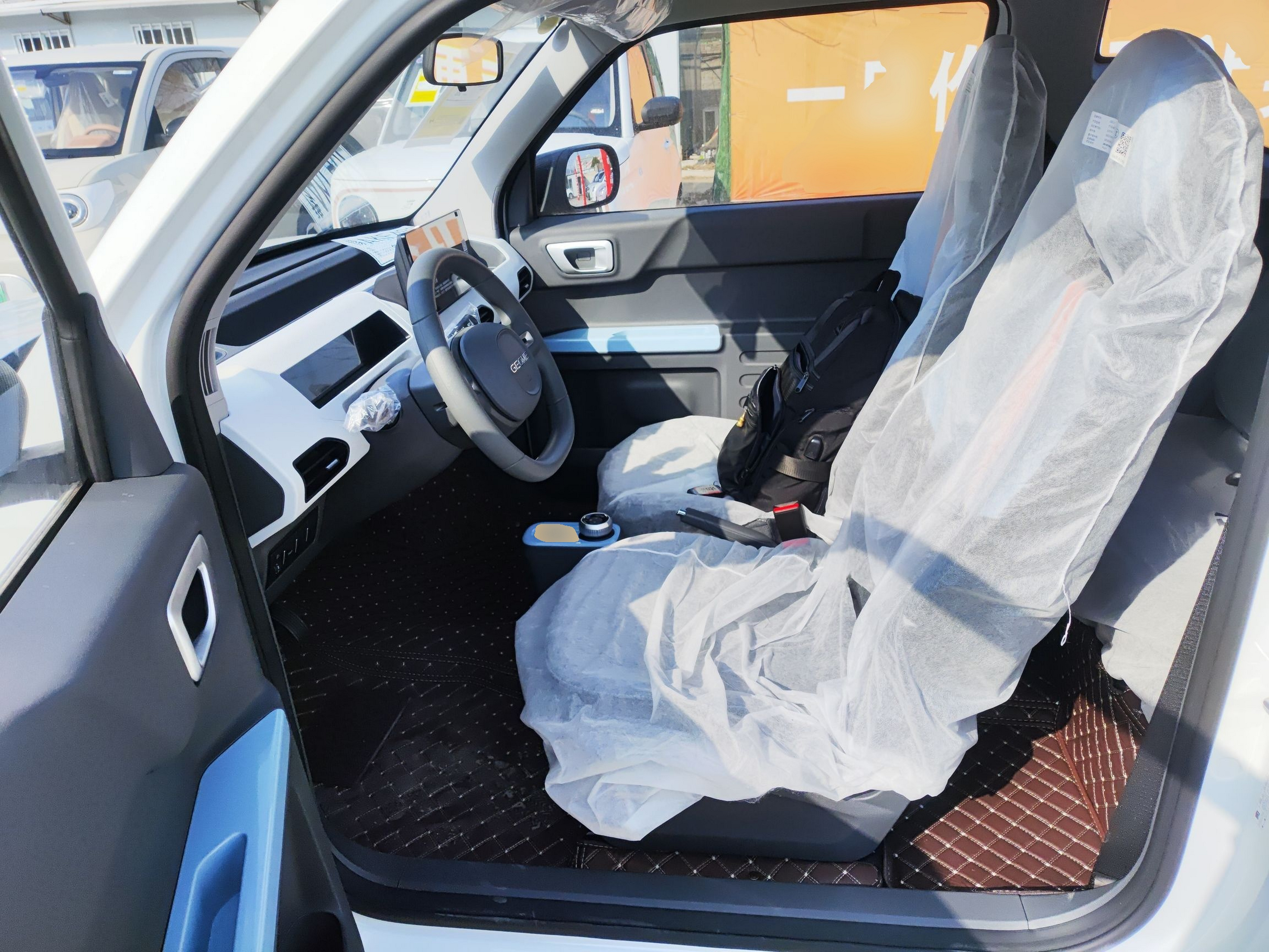 المقاعد الأمامية داخل السيارة