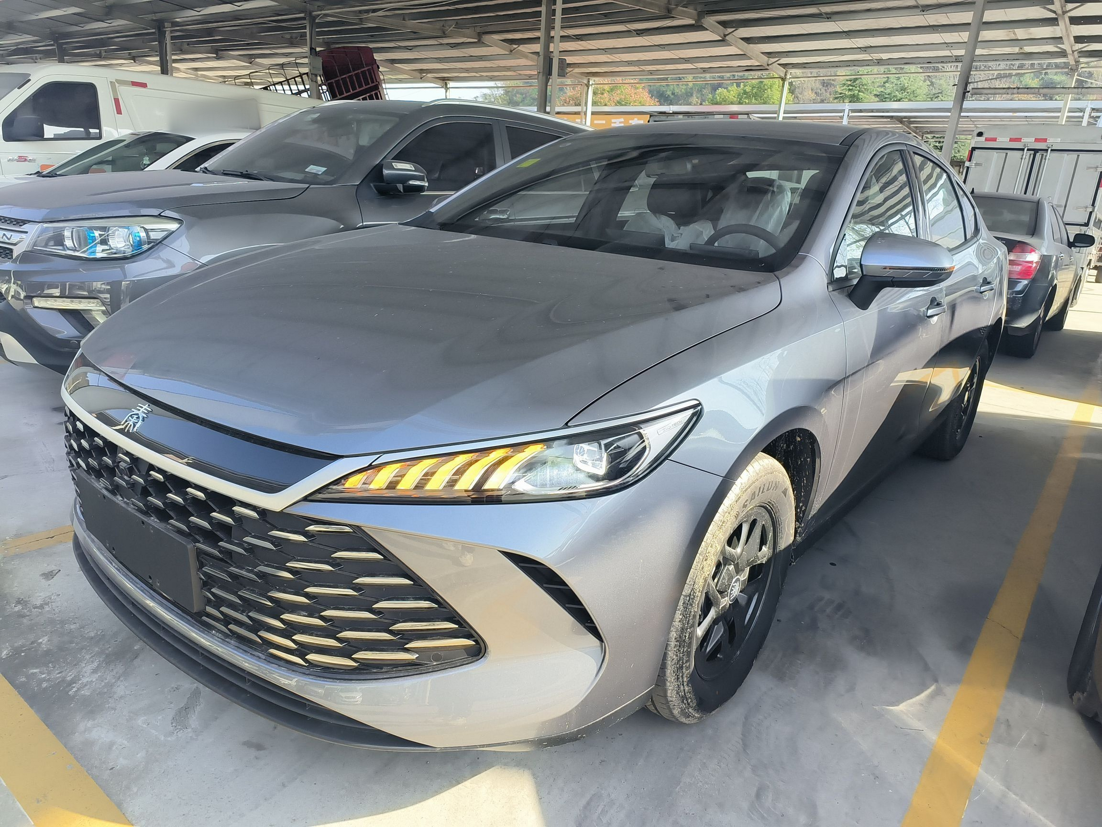 Под передней частью автомобиля