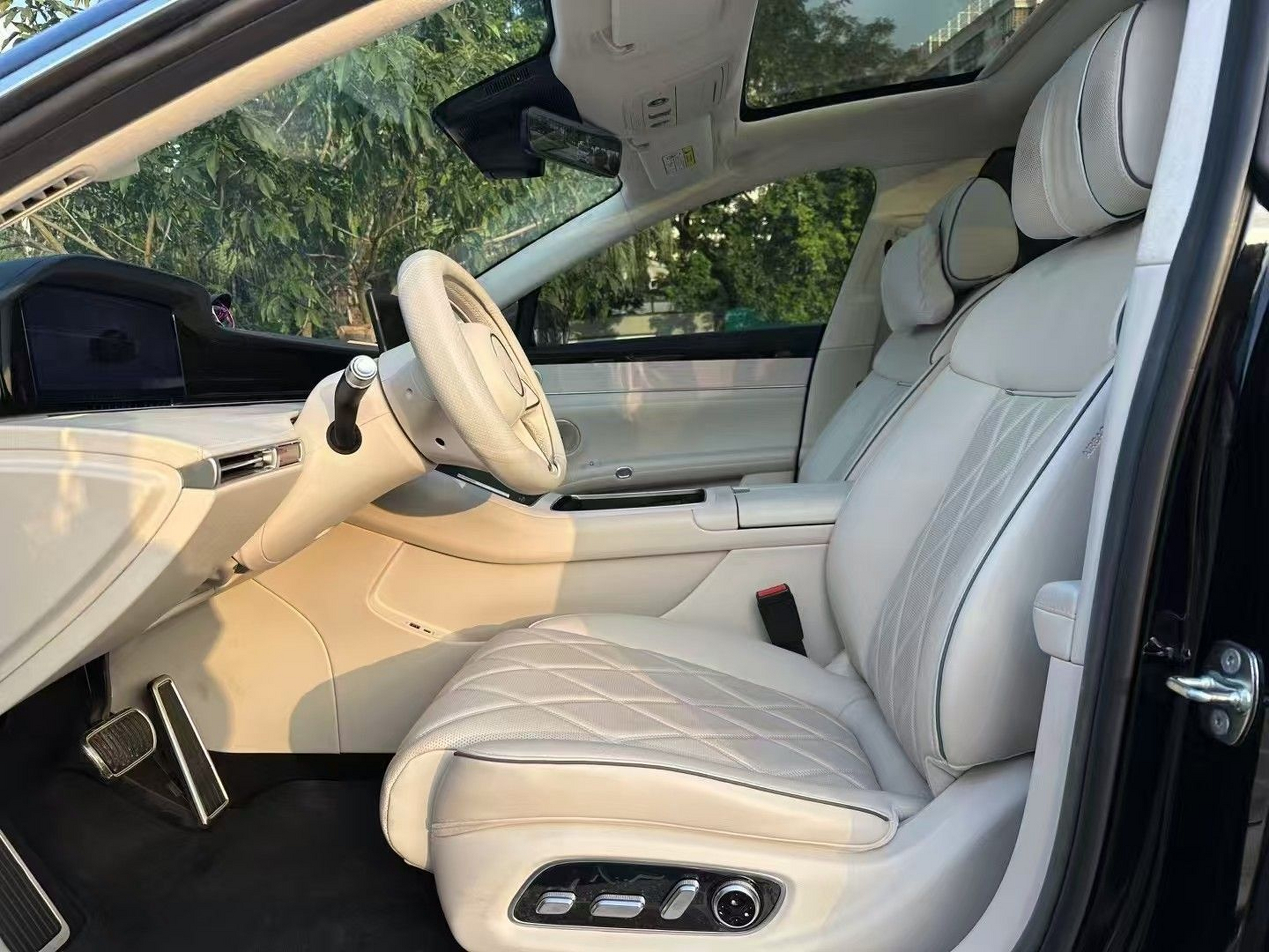 Переднее сиденье в автомобиле