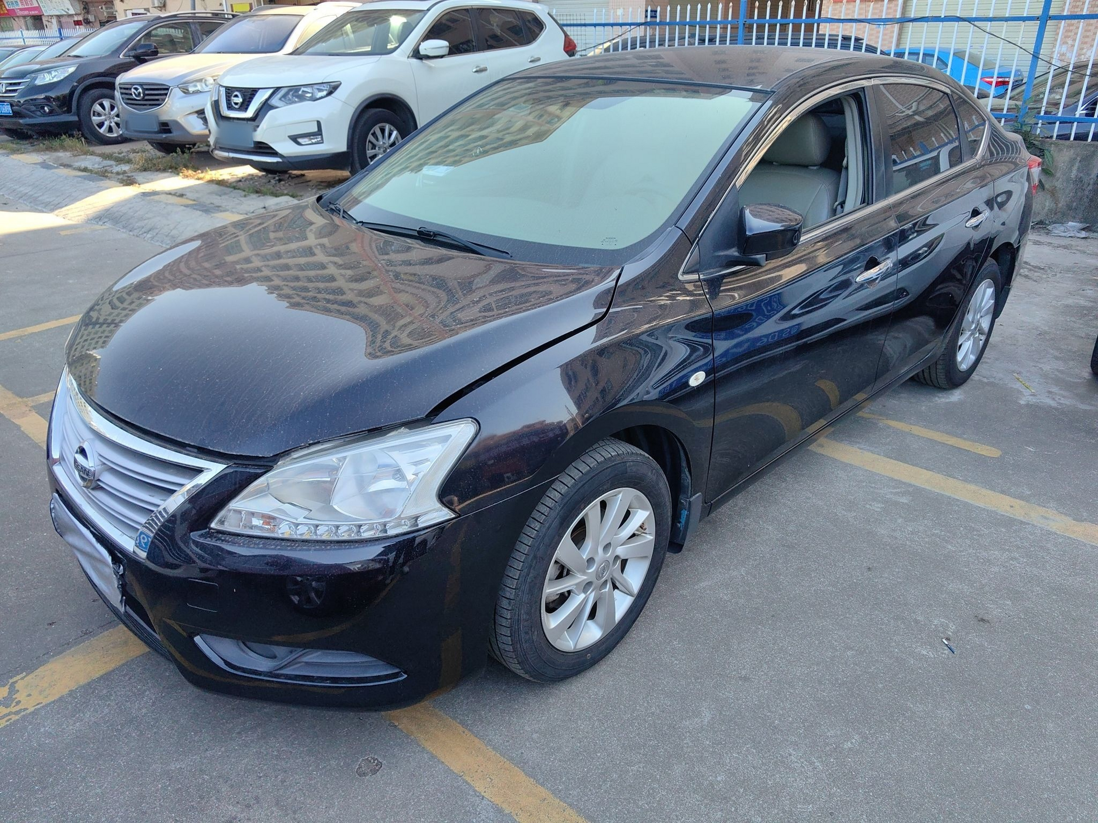 تحت مقدمة السيارة