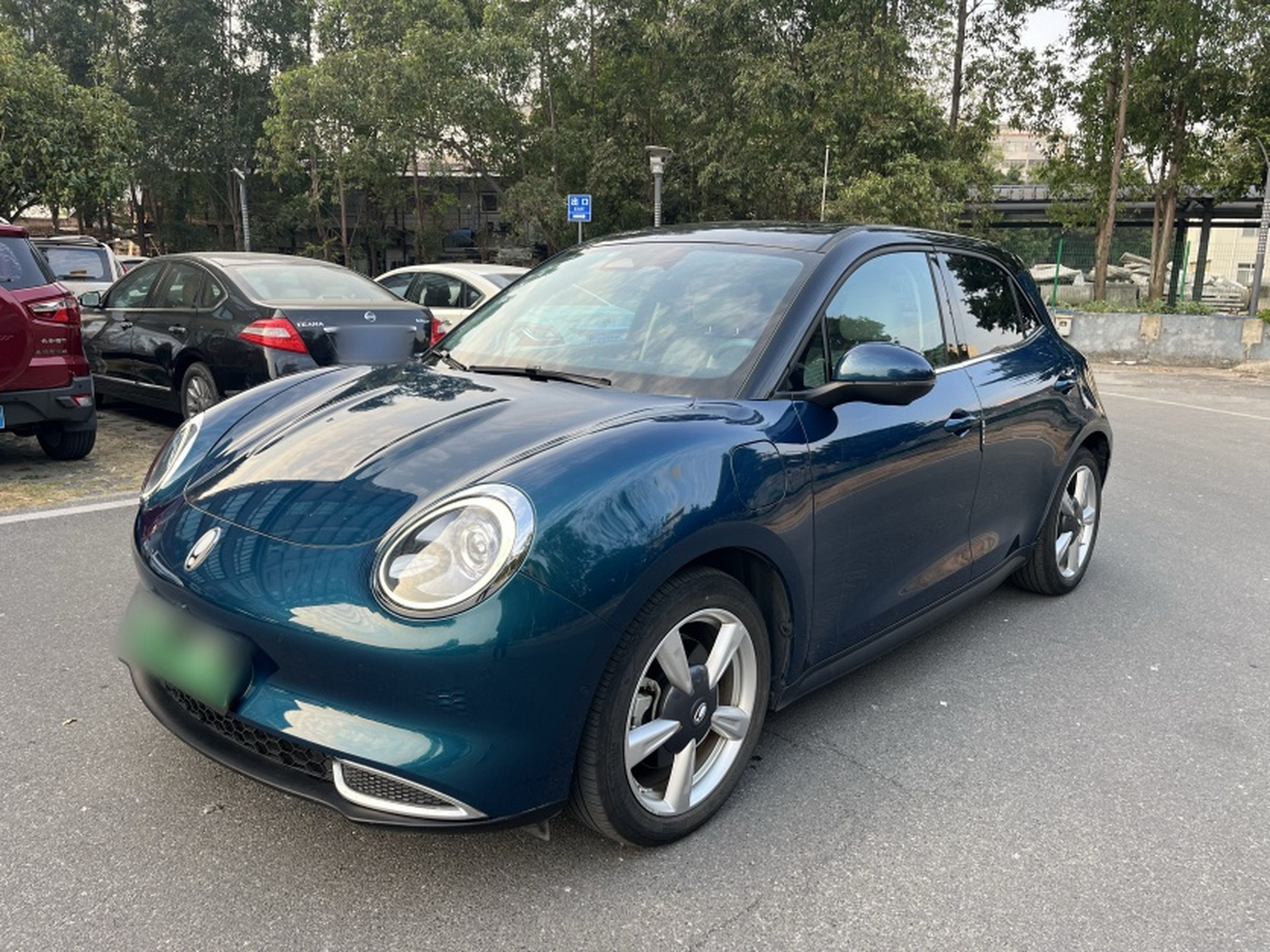 Под передней частью автомобиля