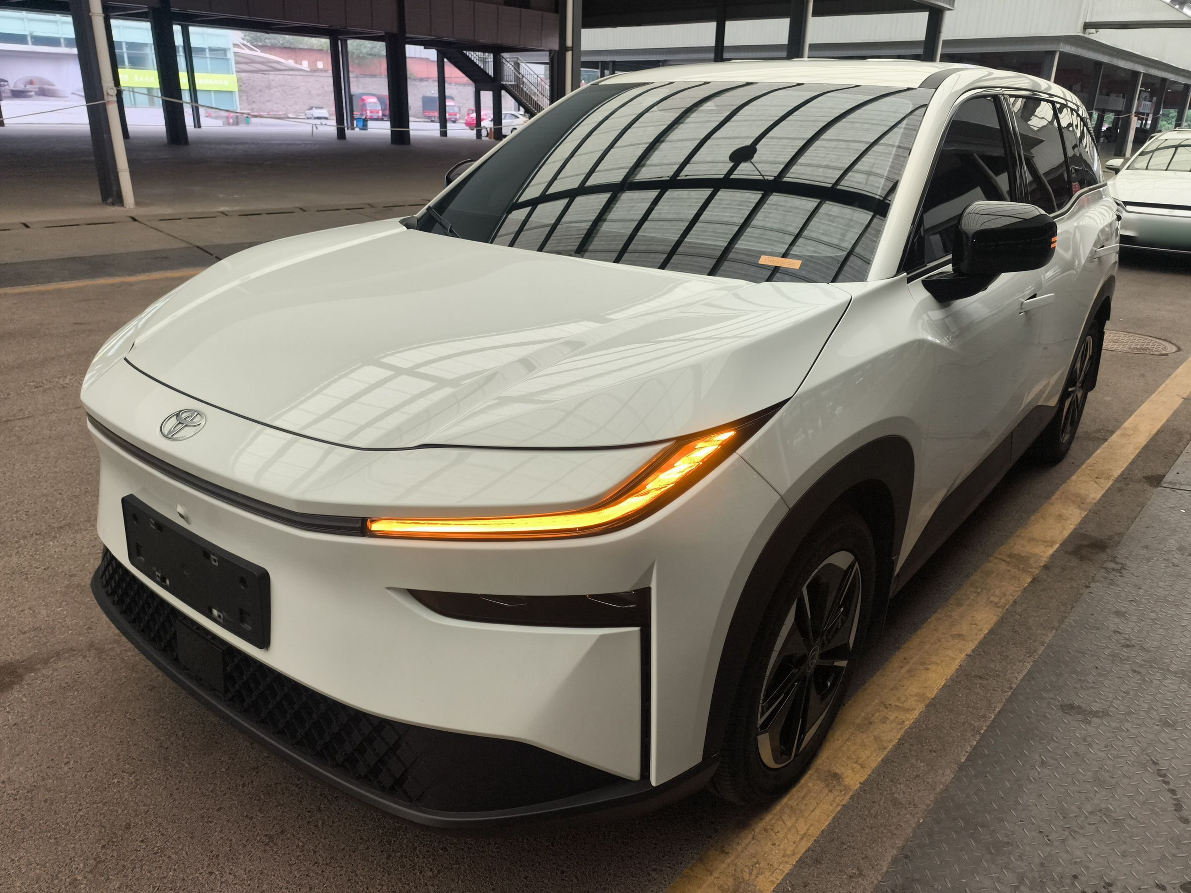 Под передней частью автомобиля