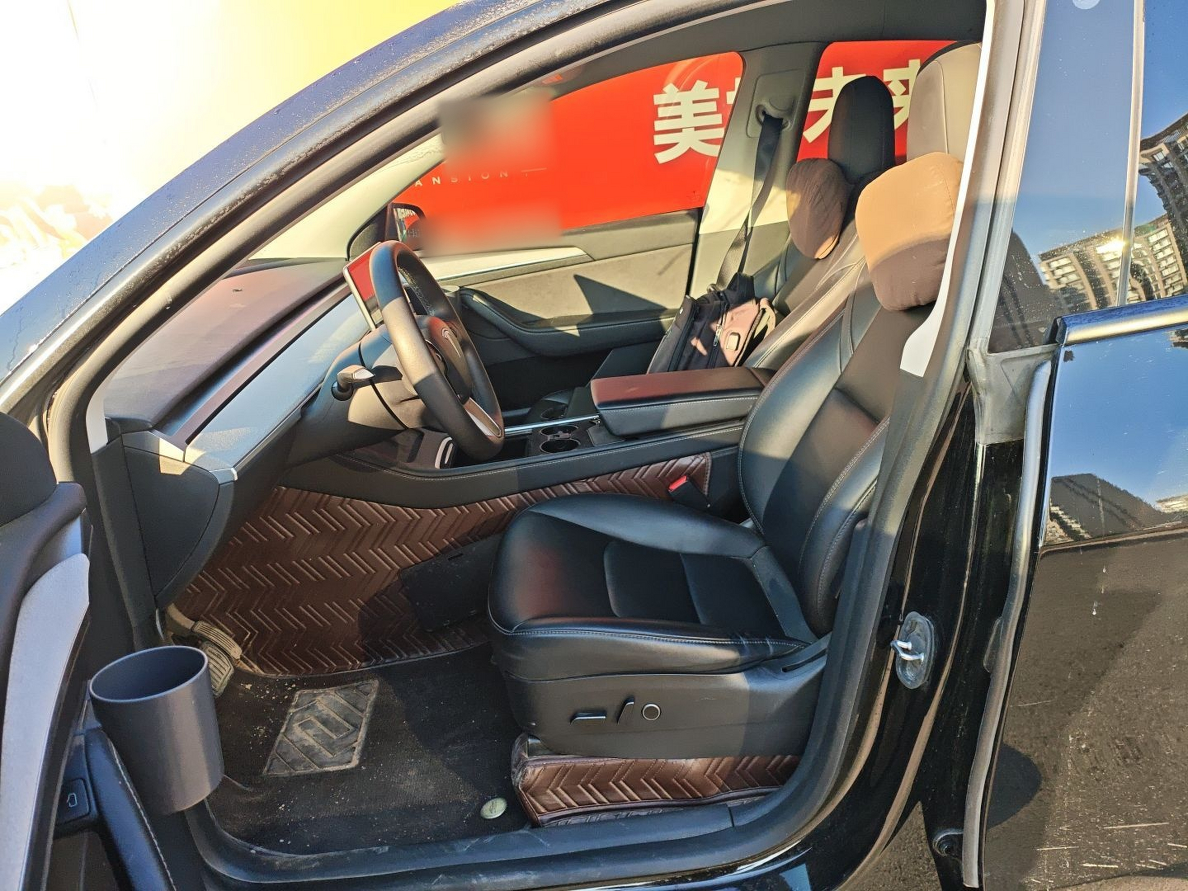 المقاعد الأمامية داخل السيارة