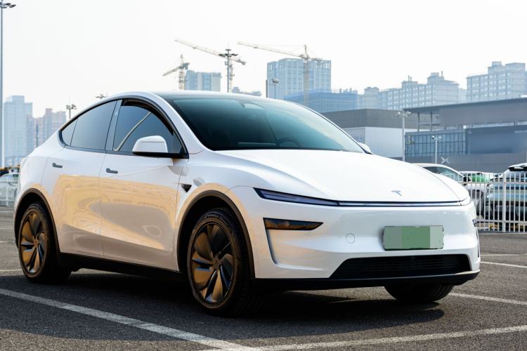 Used Tesla Model Y 2025 Long-Range All-Wheel-Drive Version
