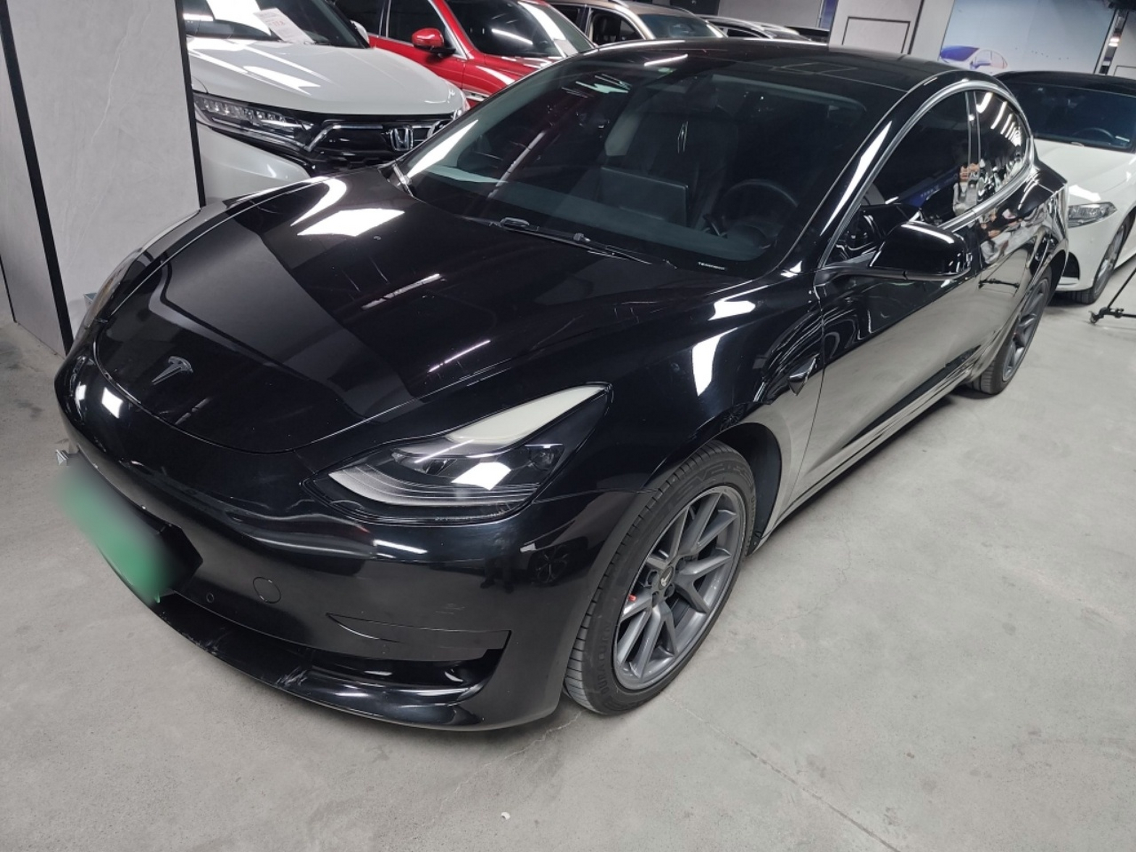 Под передней частью автомобиля